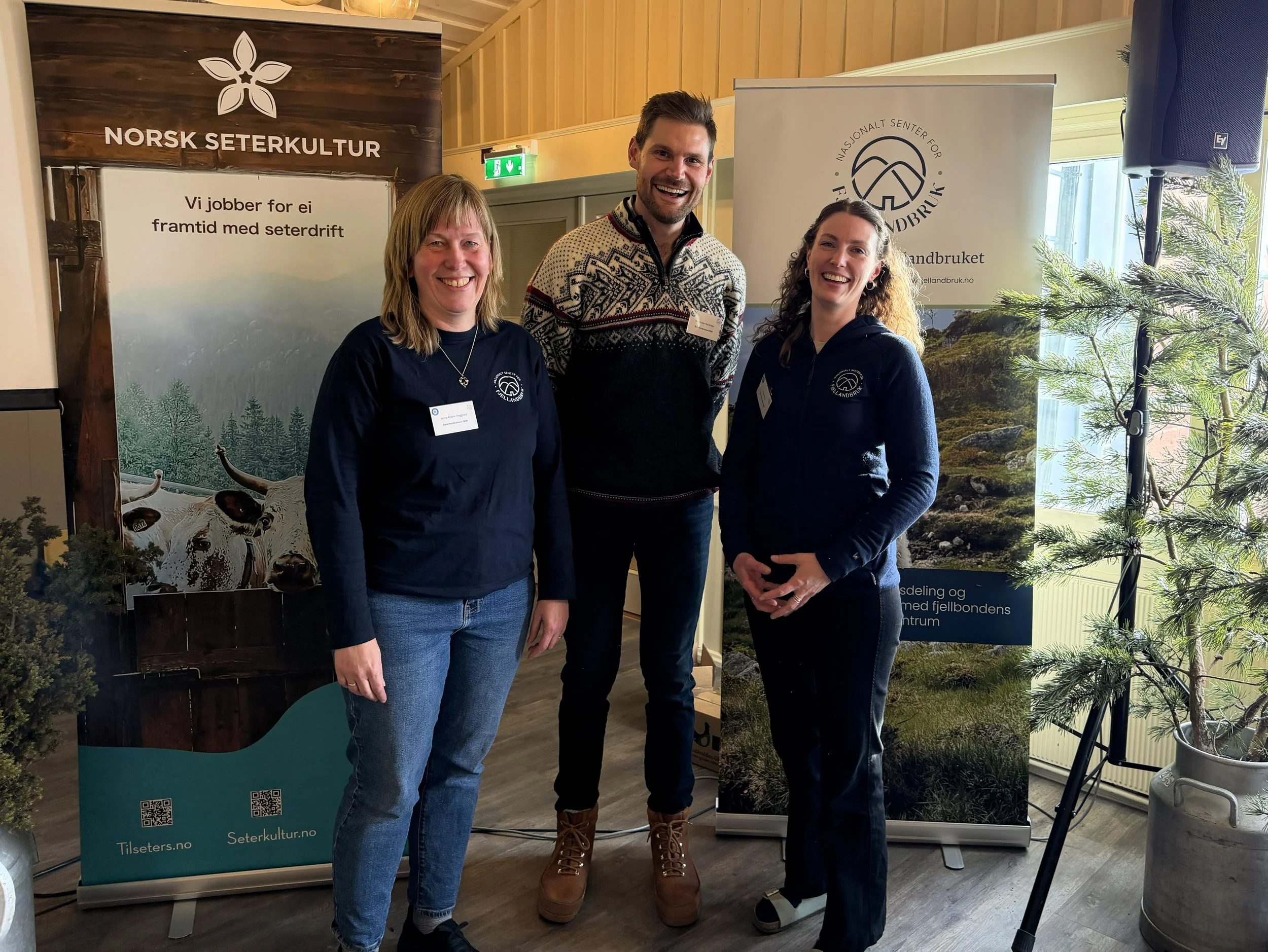  Nasjonalt senter for fjellandbruk sin rådgiver Jenny Heggvold og daglig leder Juliana Bonin i samtale med landbruksministeren. 