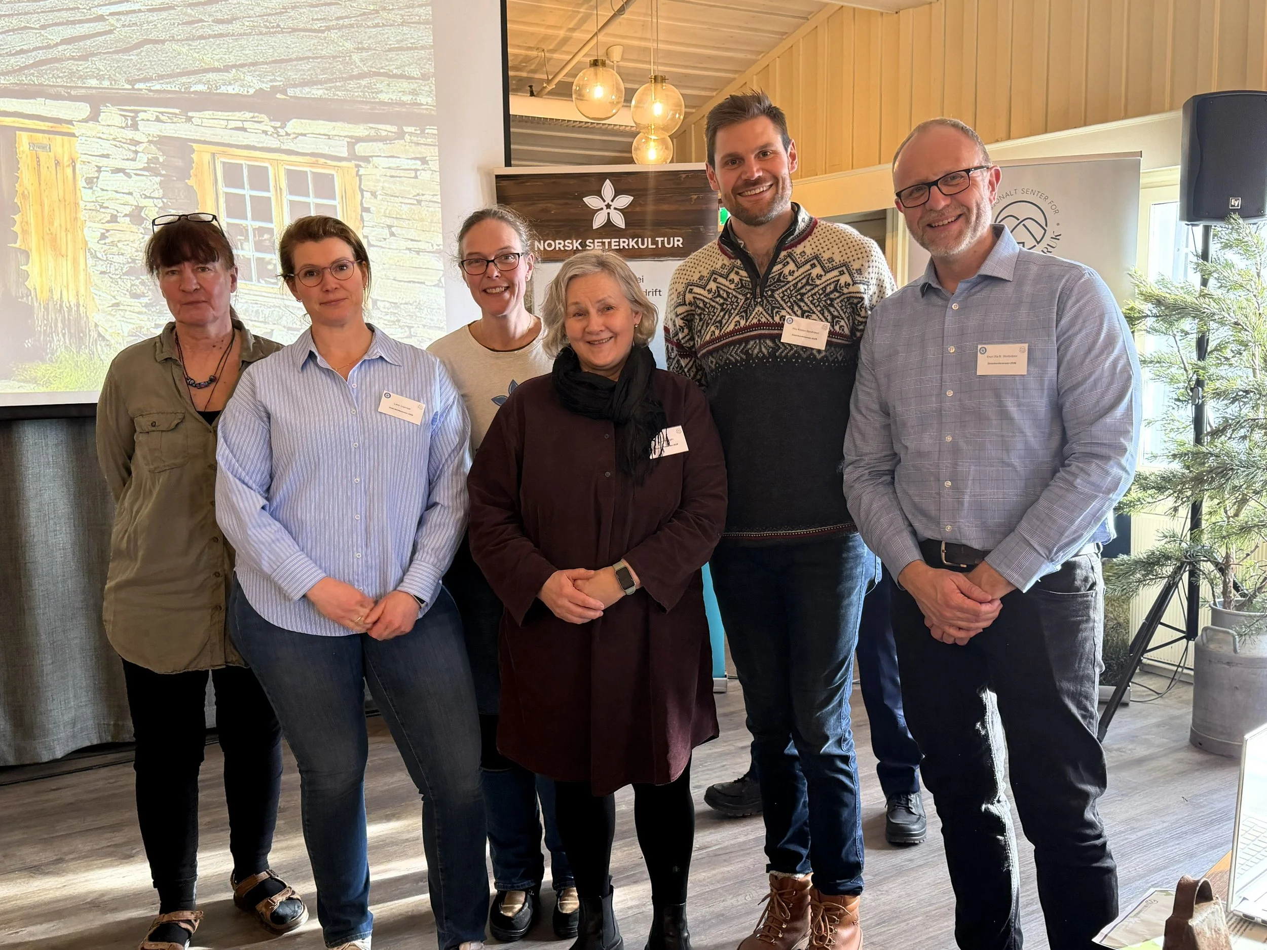  Landbruksministeren med styret og daglig leder i Norsk Seterkultur. Fra venstre: Katharina Sparstad, Lena Lisjordet, Marianne Lunåsmo, Siv Beate Eggen, Nils Kristen Sandtrøen, Knut Ola Storbråten. 