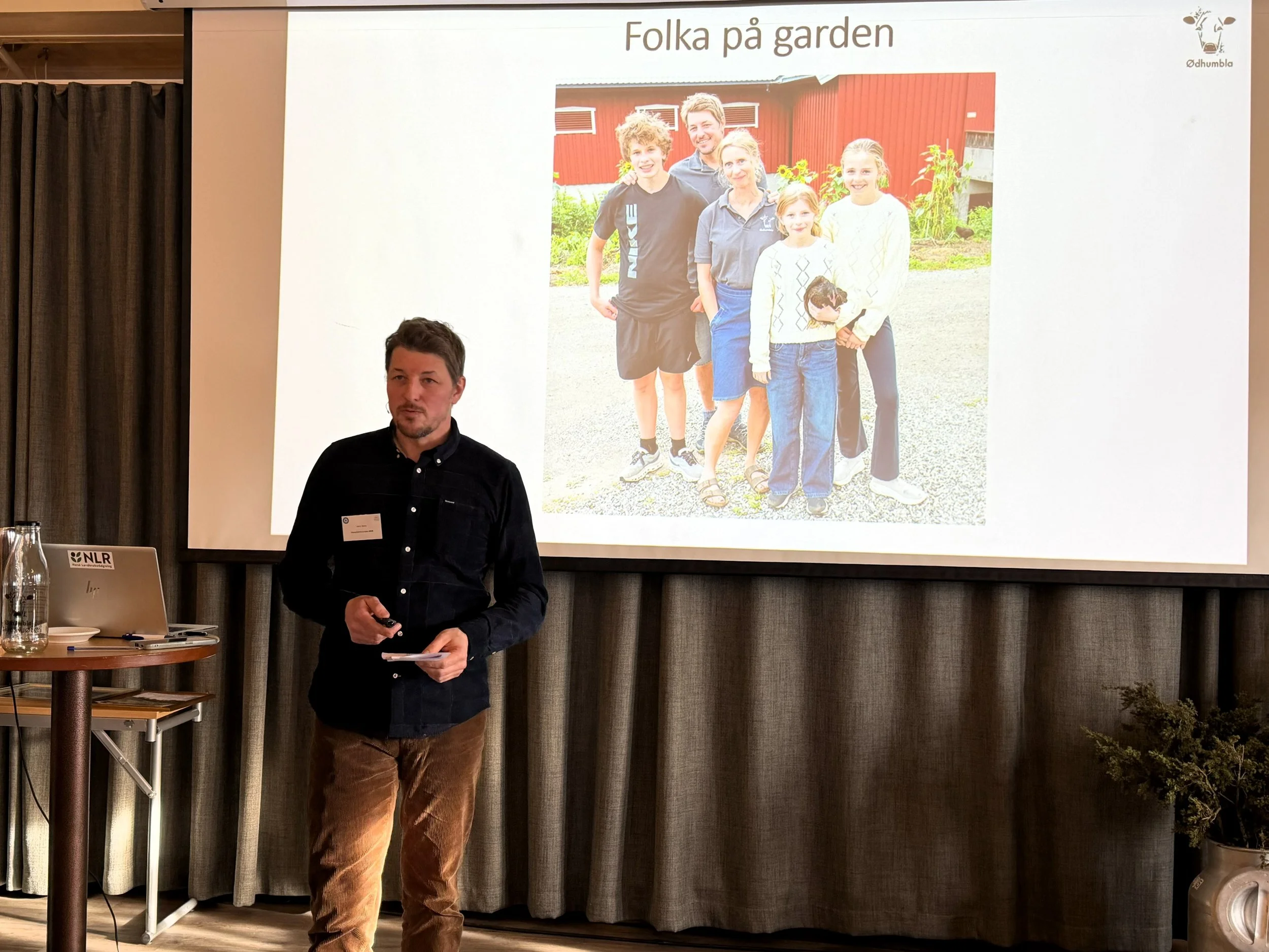  Årets lokalmatgründer 2025 og bonde Jørn Skoe fortalte fra Norges minste meieri på garden og til seters. 