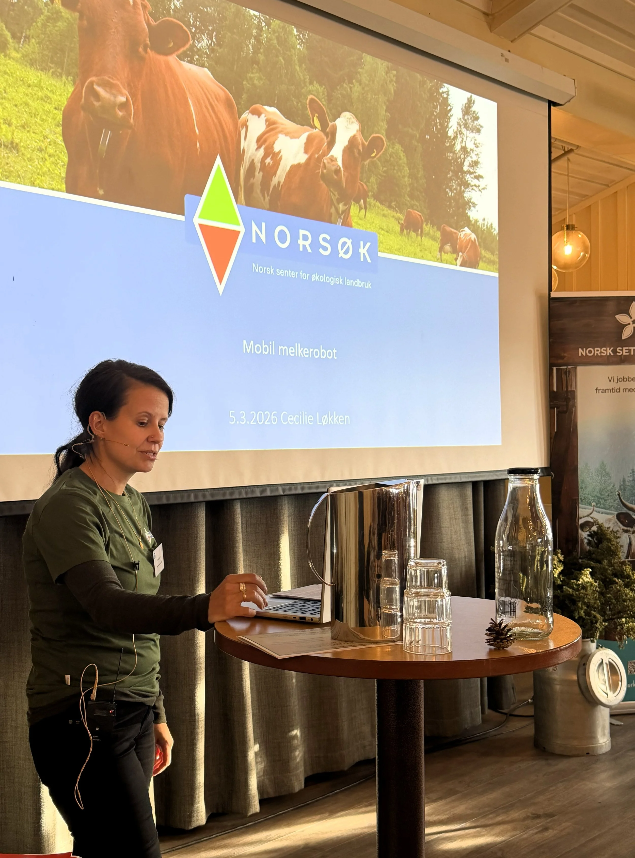  Cecilie Løkken fra NORSØK informerte om Prosjekt Mobil melkerobot - MoMelk der Nasjonalt senter for fjellandbruk er samarbeidspartner. 