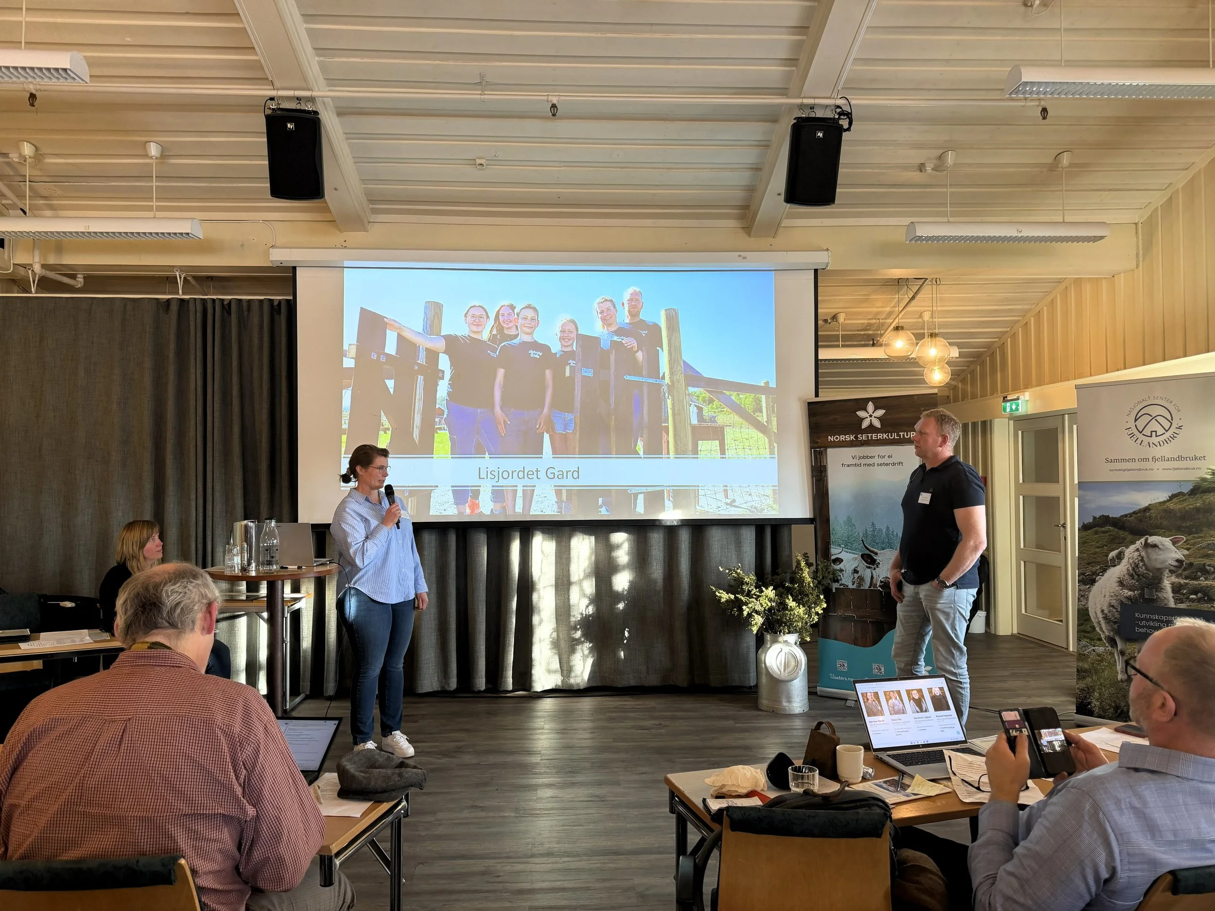  Folket på Lisjordet gard fortalte om sin drift fra robotfjøs på gården til melkegrav på stølen i Valdres og formidling som tilleggsnæring. 