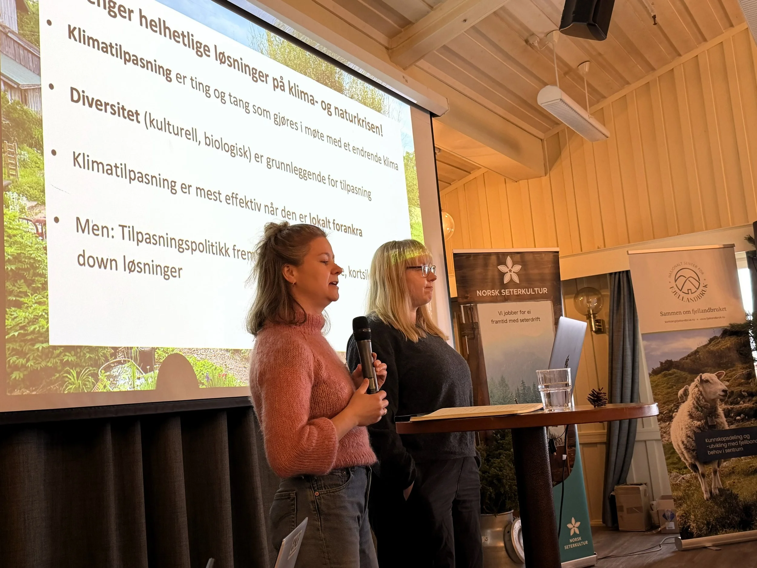  Alexandra Meyer og Mari Hanssen Korsbrekke fra Vestlandsforskning om prosjektet Kulturbaserte løsninger: Lokale skjøtselsplaner for natur og samfunn i arealer under press. 