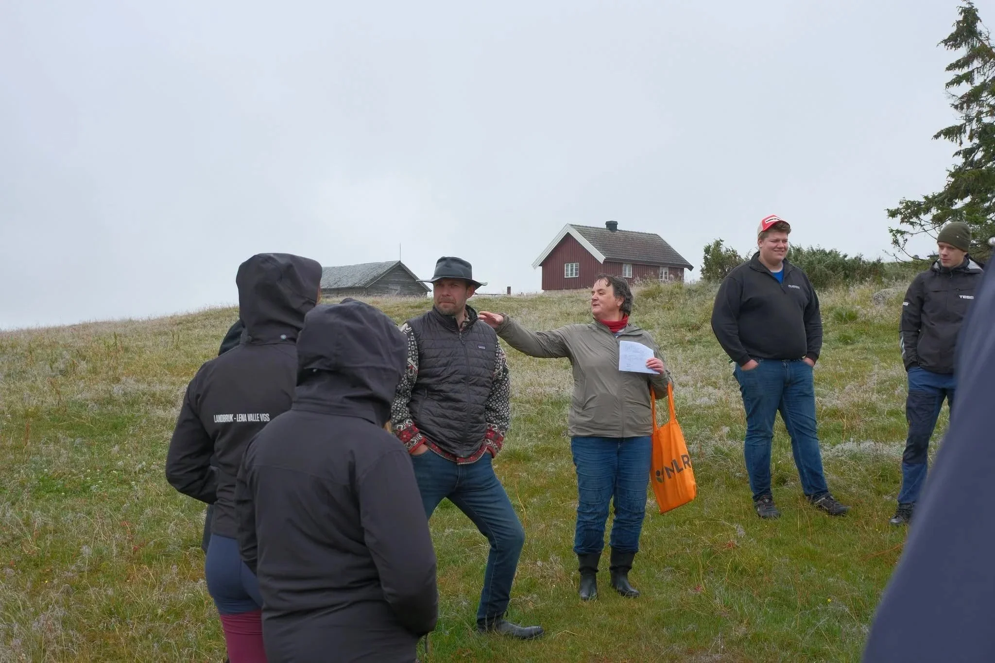 NLR-rådgiver Magnhild Strand tok deltakerne med på engvandring.
