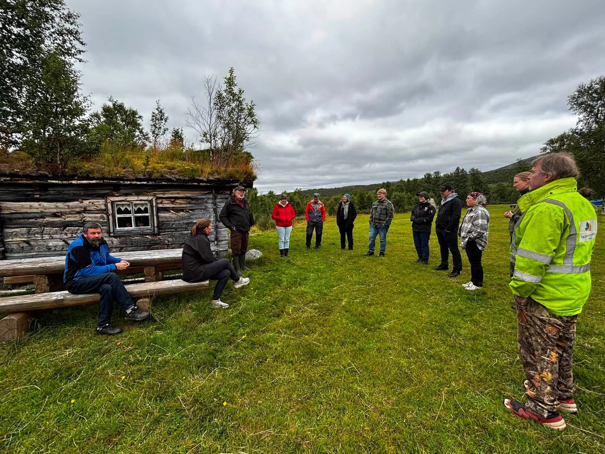 På vei fram at fra setra stoppa vi i den gamle slåttemarka Blåora der tidligere ansatt på landbrukskontoret Aril Røttum orienterte om historien og skjøtsel av denne.