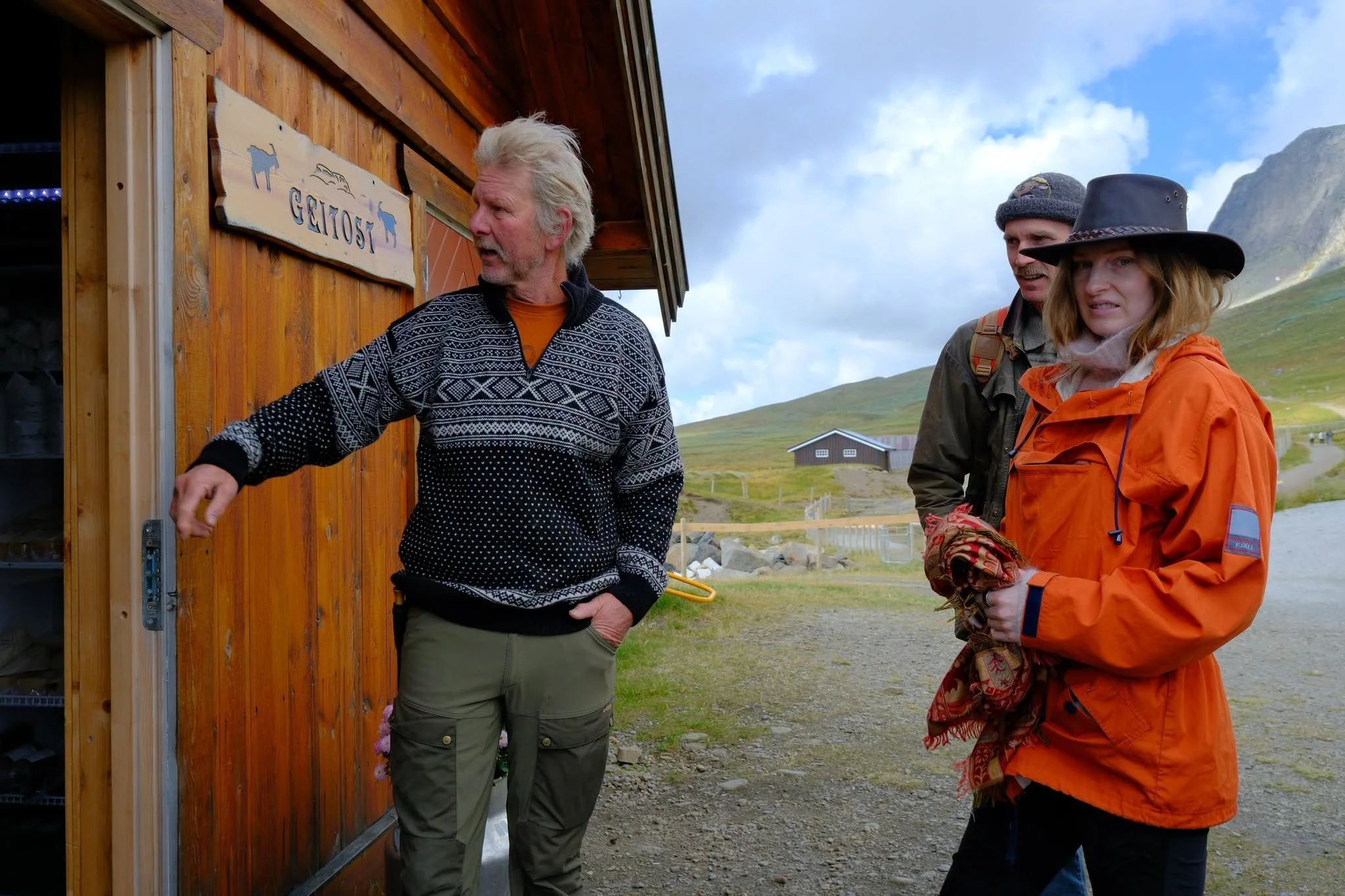 Seterfolket fortalte om drifta av setra og viste oss rundt på setertunet.