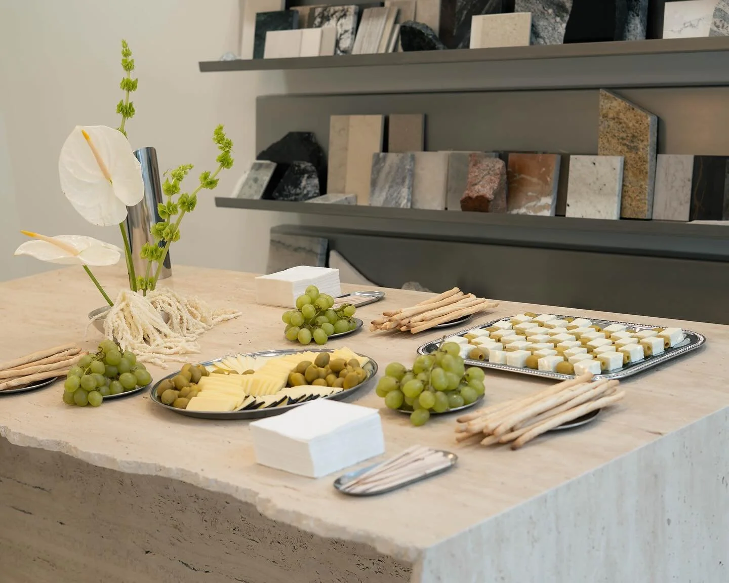 ✨ Ofici&aacute;lne otvoren&eacute;!

N&aacute;&scaron; nov&yacute; priestor sme symbolicky pokrstili proseccom na k&uacute;sok travert&iacute;nu, ktor&yacute; je pre n&aacute;&scaron; showroom typick&yacute;. Jeho dominantou je n&aacute;&scaron; veľk