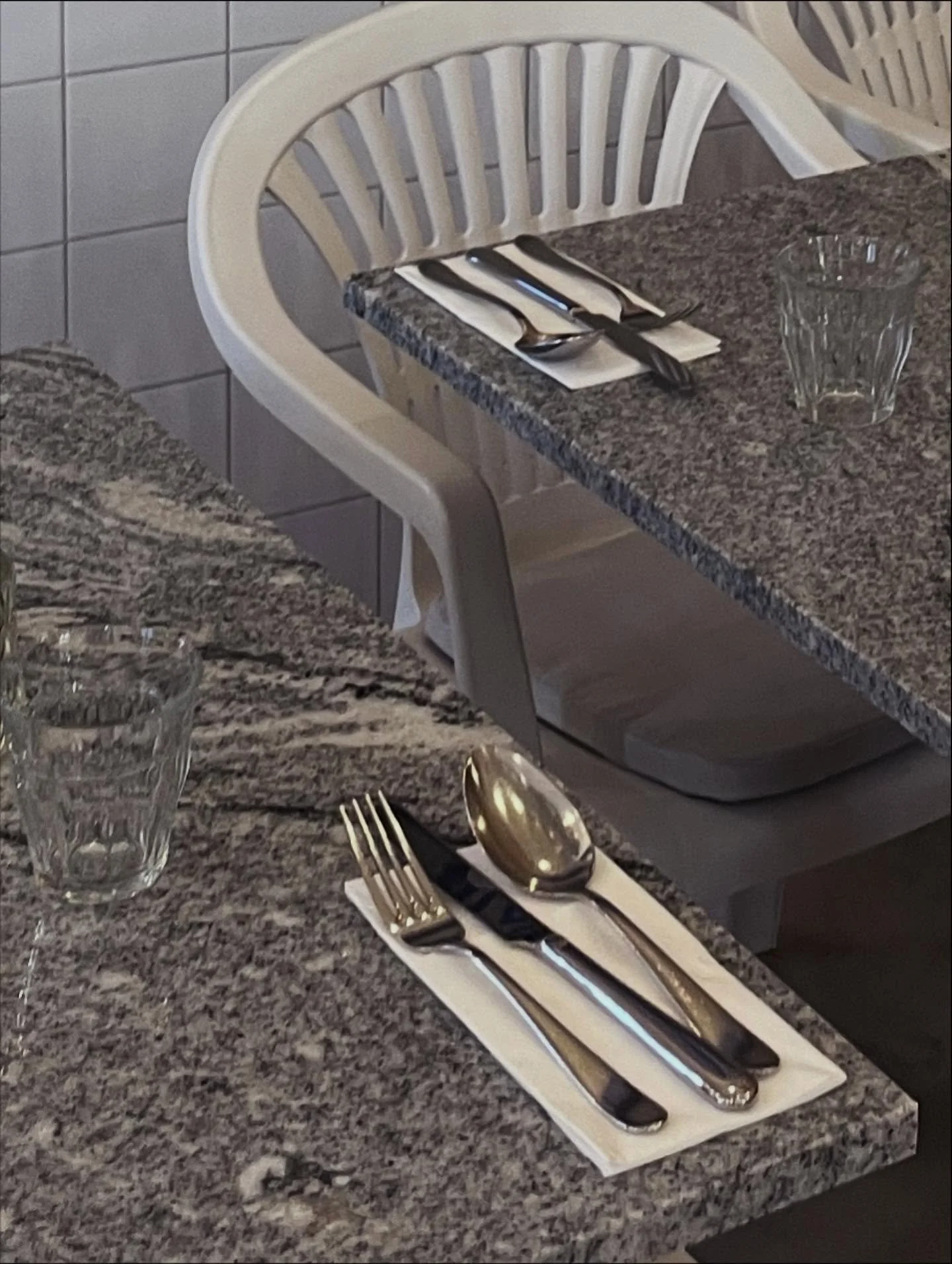 Stoly, ktor&eacute; prežij&uacute; aj veľa pomodoro. 🍅

Stoly z pr&iacute;rodn&eacute;ho kameňa nie s&uacute; len estetick&yacute;m prvkom - denne čelia n&aacute;poru host&iacute;. Architekt s klientom preto zvolili žulu, ktor&aacute; je takmer bez&