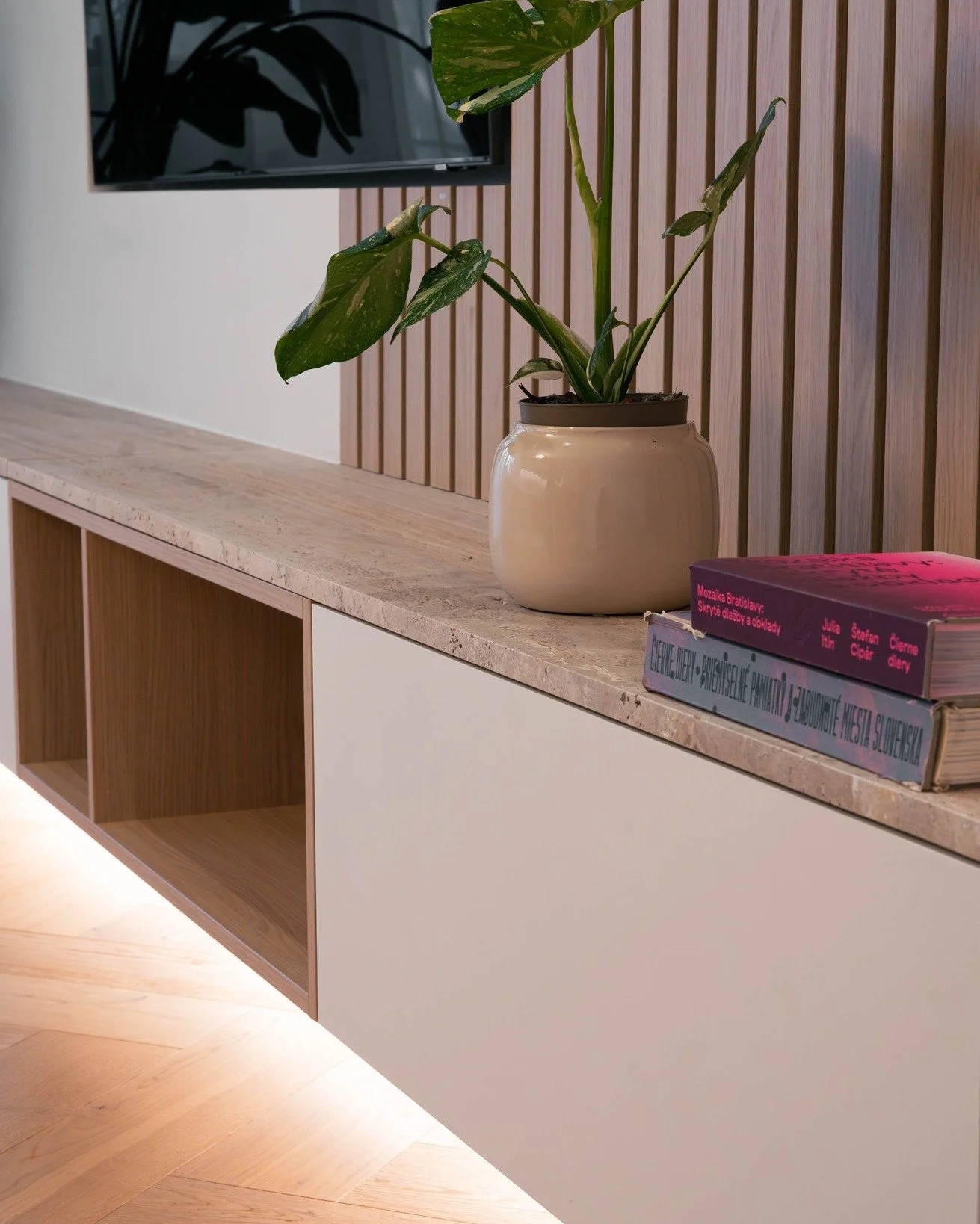 Jemn&aacute; &scaron;trukt&uacute;ra, tepl&yacute; t&oacute;n a materi&aacute;l, ktor&yacute; si vďaka svojej &scaron;trukt&uacute;re najlep&scaron;ie rozumie s jednoduch&yacute;mi l&iacute;niami.

Ďal&scaron;&iacute; projekt, kde kameň prirodzene do