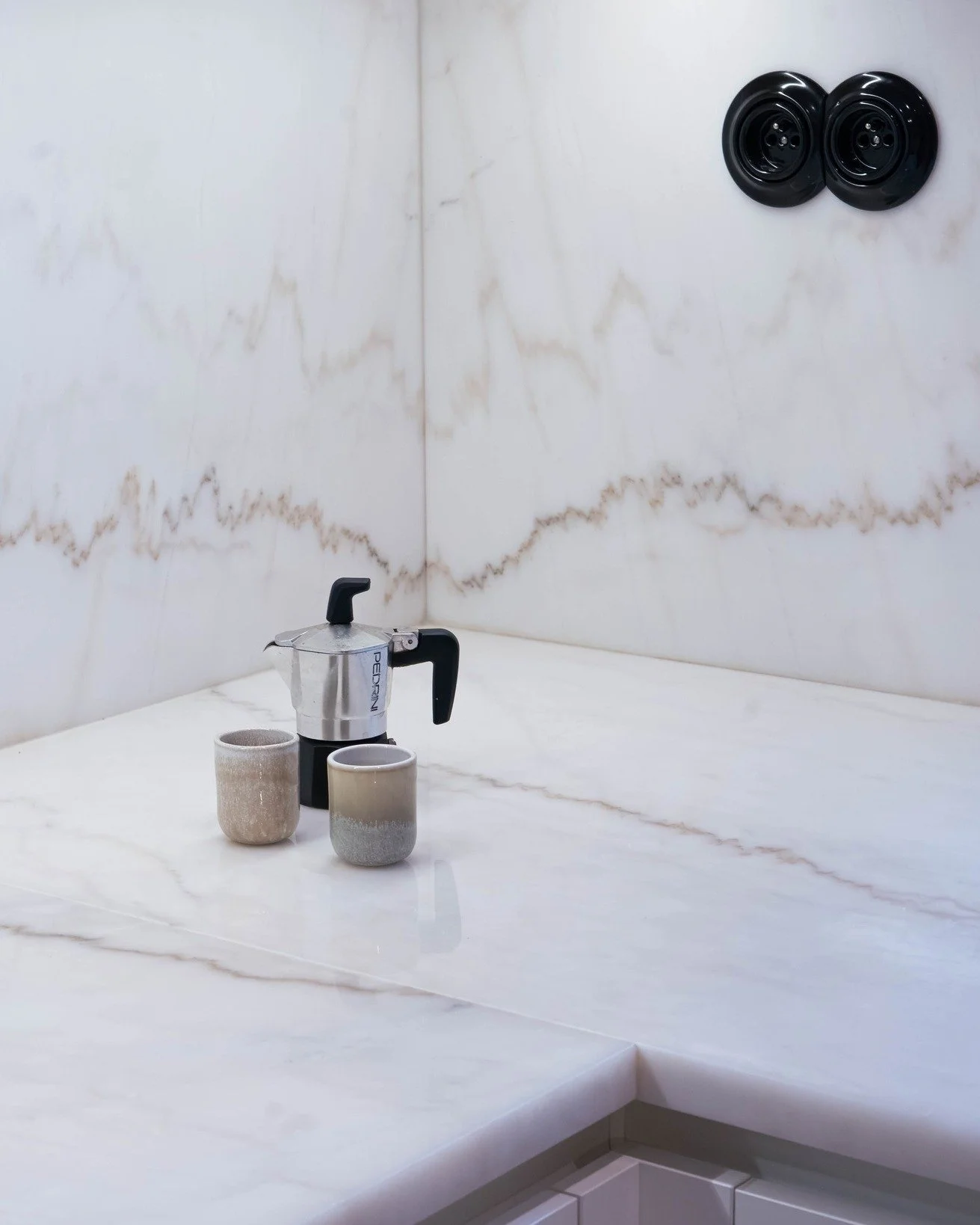 Kuchynsk&aacute; linka z pr&iacute;rodn&eacute;ho kvarcitu Crystal White.
Materi&aacute;l so svetl&yacute;m, rovnomern&yacute;m povrchom, ktor&yacute; v tomto byte p&ocirc;sob&iacute; čisto a sviežo.
Jemn&yacute; kvarcit dodal kuchyni kr&aacute;snu p