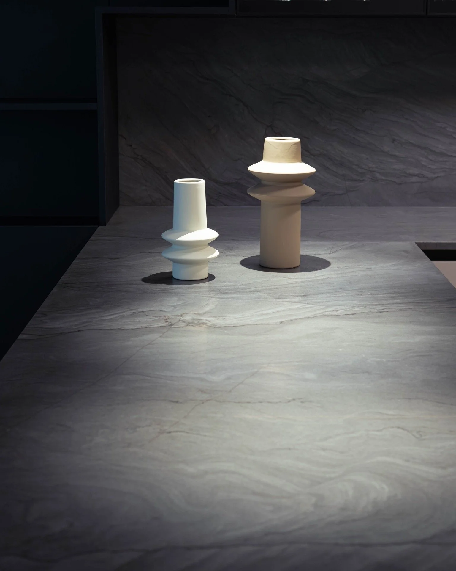 Tmav&yacute; kvarcit, čist&eacute; l&iacute;nie

Tmavo&scaron;ed&yacute; povrch s dramatickou kresbou dodal priestoru eleganciu, stabilitu a nadčasov&yacute; charakter, ktor&yacute; dokonale zapadol do atmosf&eacute;ry Vydrice.

Prec&iacute;zne sprac