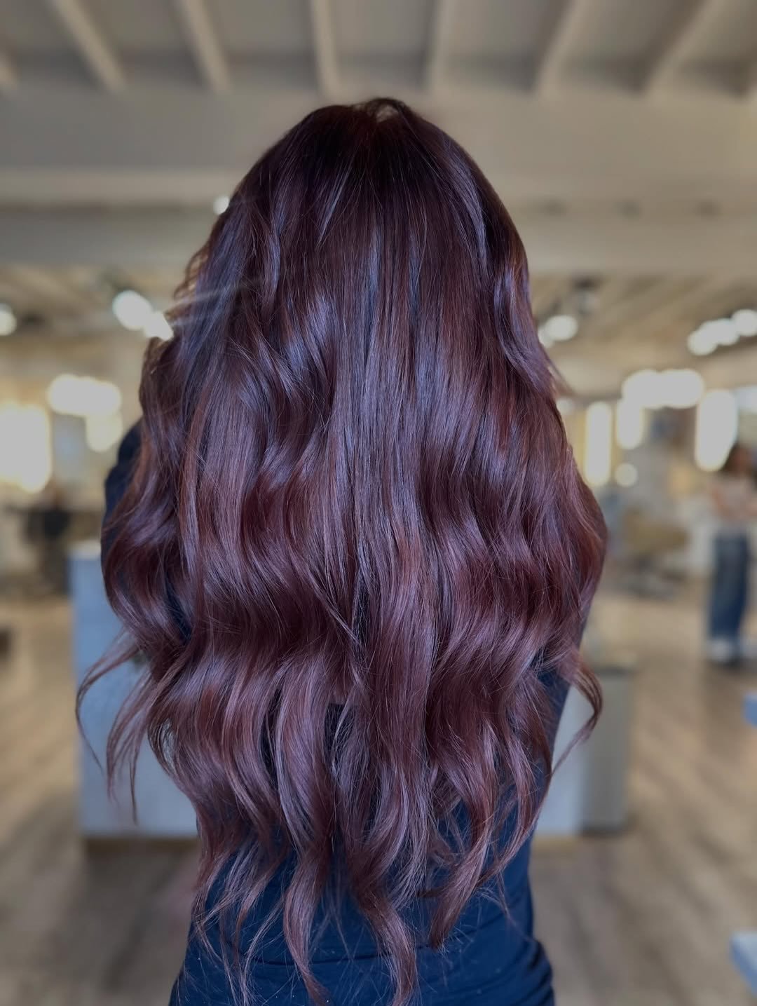 Holiday plans call for a fresh look. Just saying. ✨ Swipe to see this stunning transformation by @tiffanyvanhook 

#healthyhair #hairstylist #luxurysalon #brentwoodtn #nashvillehair nashvillesalon nashvillestylist nashvillehairsalon nashvillehairgoal