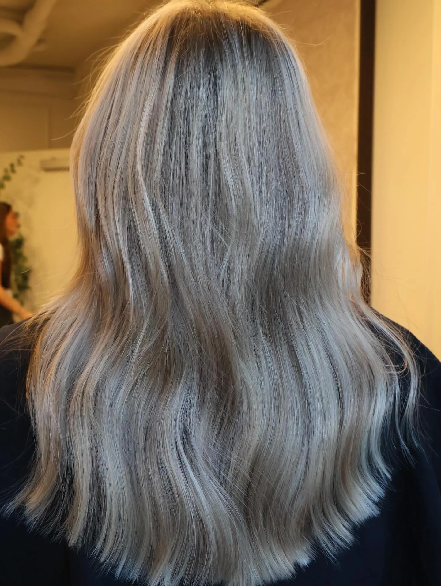 Swipe for the before! 👉🏼 Fresh blonde + K-tips added for fullness 🤤 x @hairbykaseyslattery 

#healthyhair #hairstylist #luxurysalon #brentwoodtn #nashvillehair