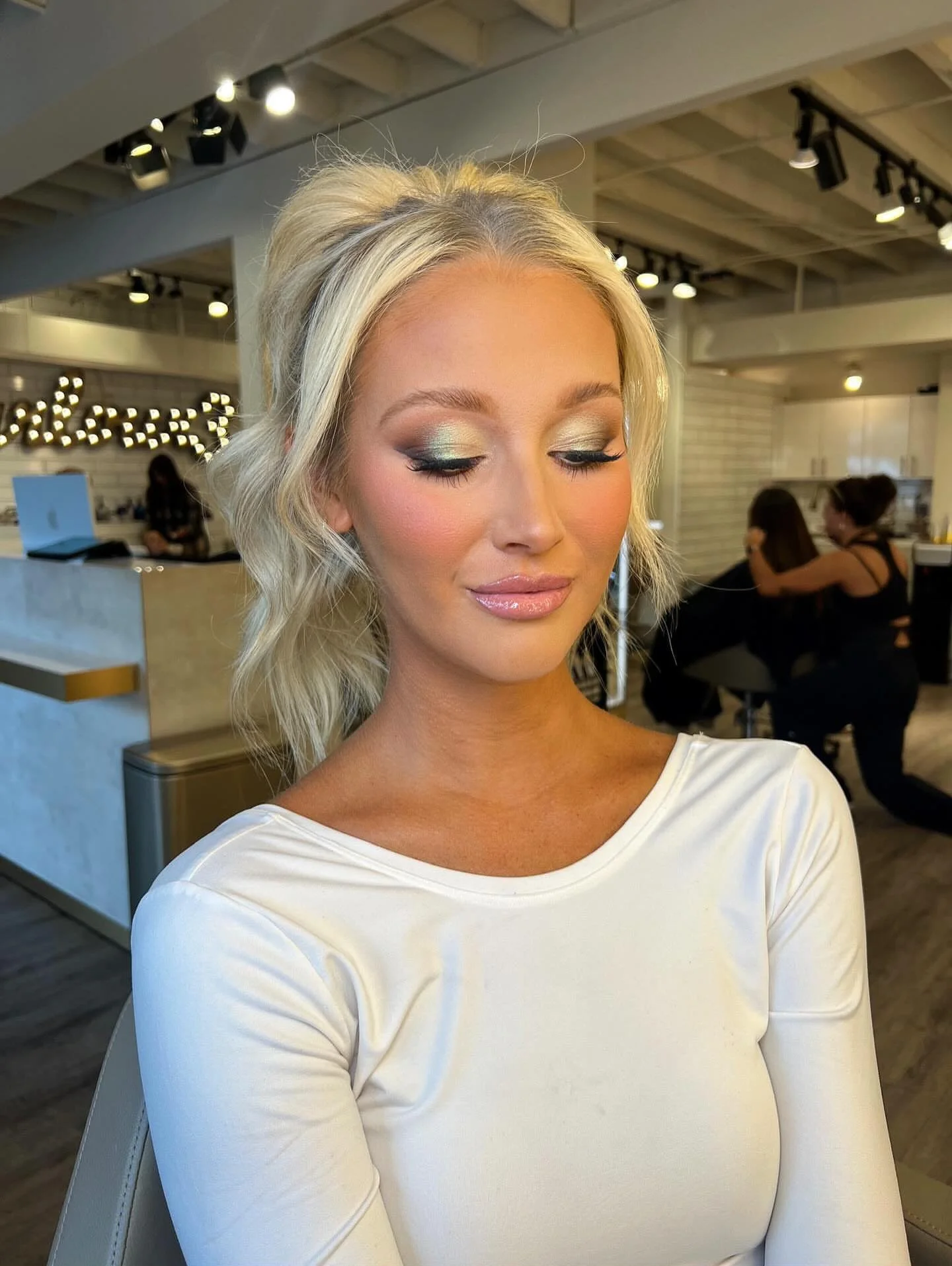 Post-snowstorm agenda: shampoo bowl, blowout, makeup. ❄️✨

#healthyhair #hairstylist #luxurysalon #brentwoodtn #nashvillehair