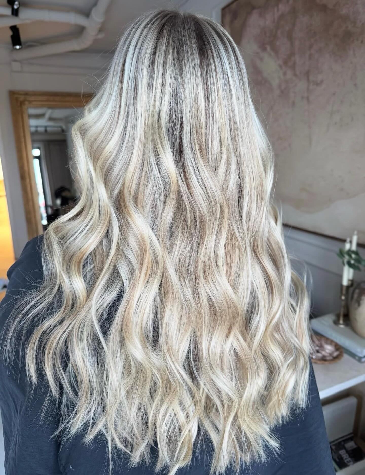 Stunning low maintenance blonde by @wilderhair ⭐️

#healthyhair #hairstylist #luxurysalon #brentwoodtn #nashvillehair