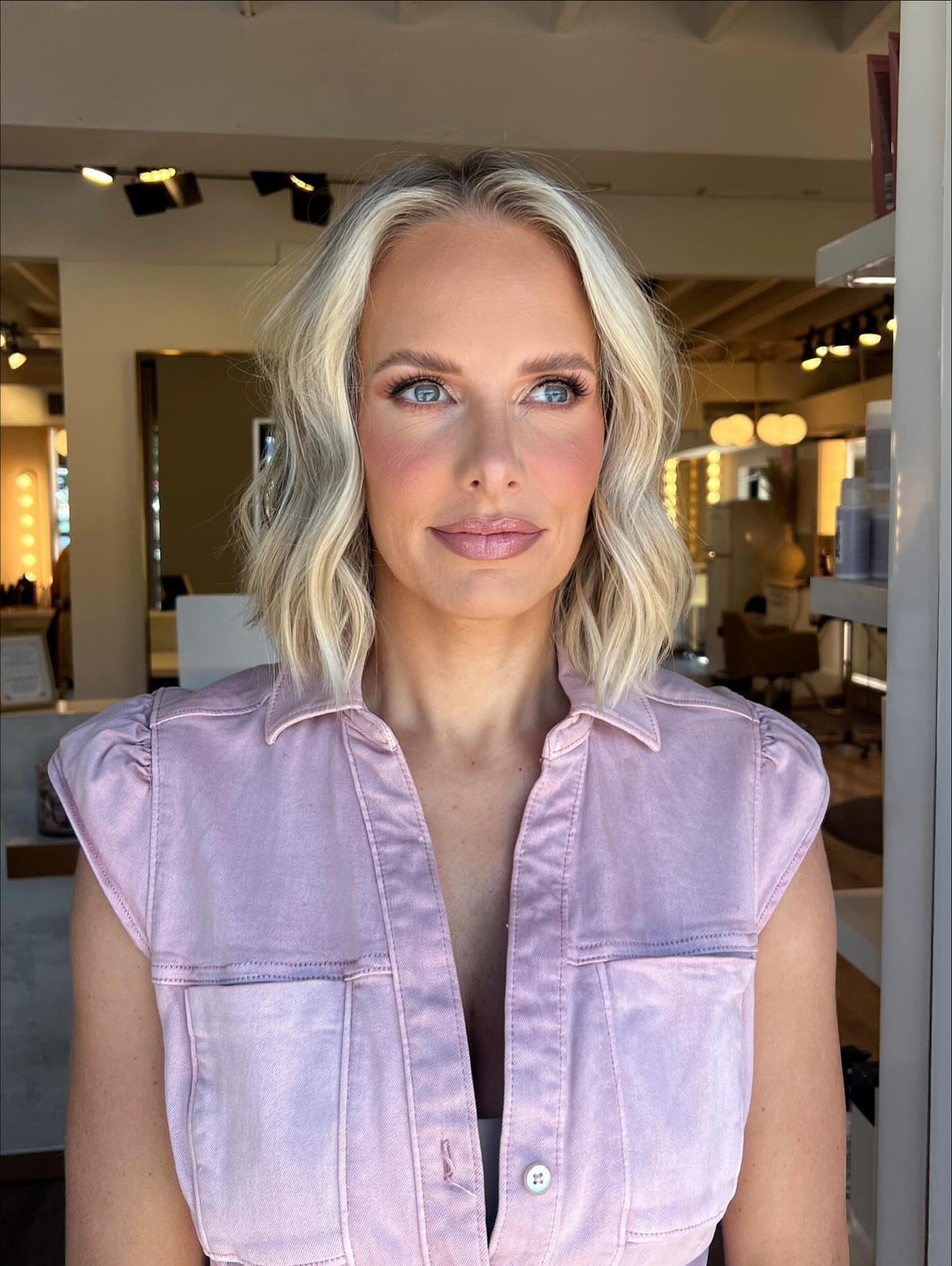 Another one by @makeupbycookiek! 😍 Need I say more? 💫

#healthyhair #hairstylist #luxurysalon #brentwoodtn #nashvillehair