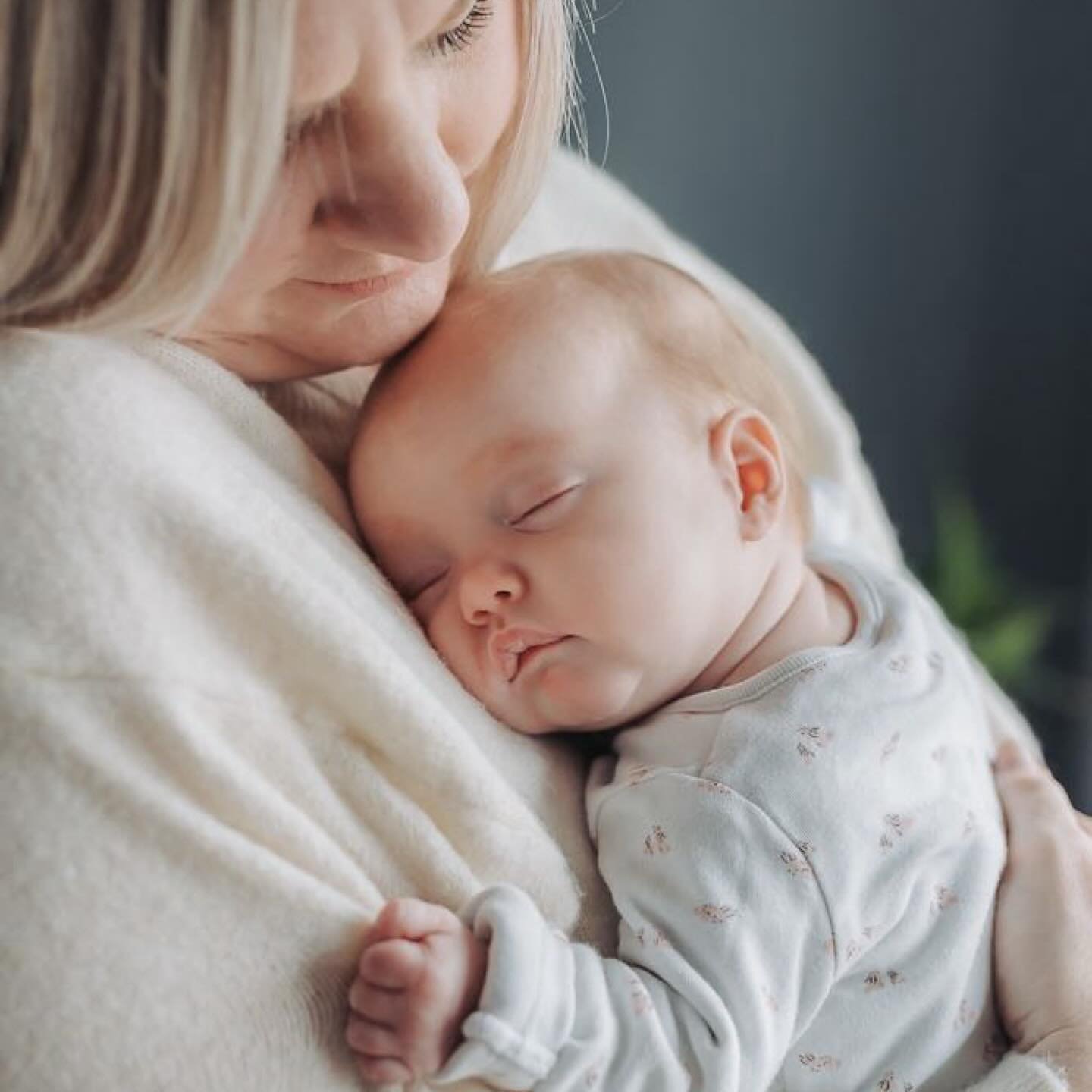 // At home newborn //

It&rsquo;s the little hand grab that gets me! 

One of the best bits of my job is being invited back and getting to watch your family grow! It was so lovely catching up with these guys again and meeting their new addition! 

Th