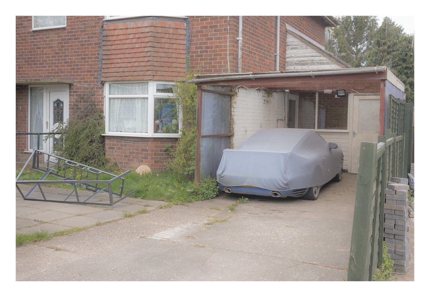 Undercover 🚗 
There&rsquo;s just something about a cat covered up that is irresistible to a photographer. This poor Porsche for some reason hasn&rsquo;t been covered now for a good year or so and looks to be unused 😢 
📸 X100v 

#porche #x100vfujif