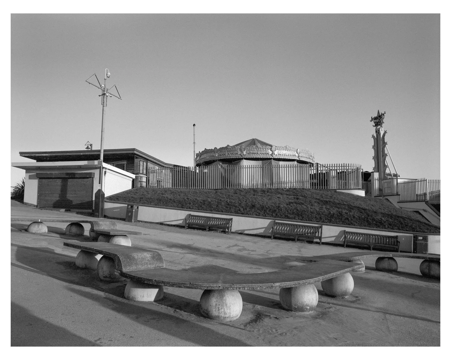 Mablethorpe seafront on the Pentax 67 📸
Using @ilfordphoto HP5 🎞️
Dev and scanned by @notquitenorth_ 🧪

#bnwfilmphotography #pentax67