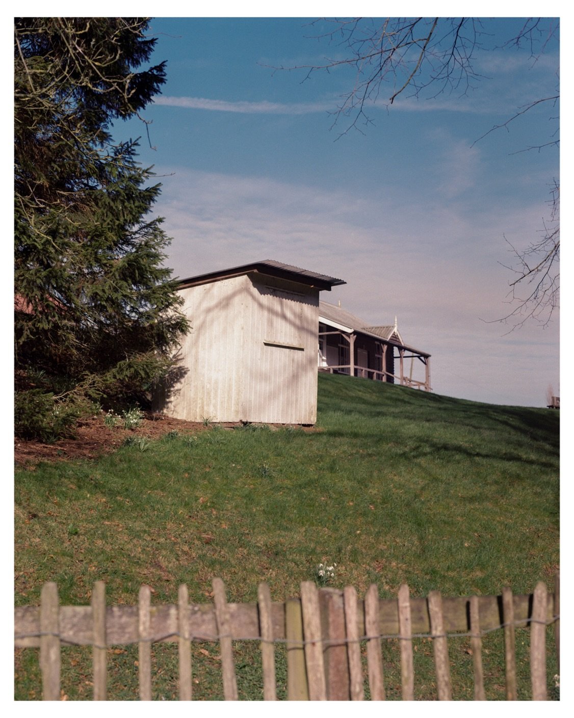 I love harsh midday sun in my images. I guess it&rsquo;s my appreciation for warm sunny days in my life and that comes across in the photos I produce mostly. 
Shot with the Pentax 67 using Kodak Gold 200 🎞️

#kodakgold120 #documentingbritain