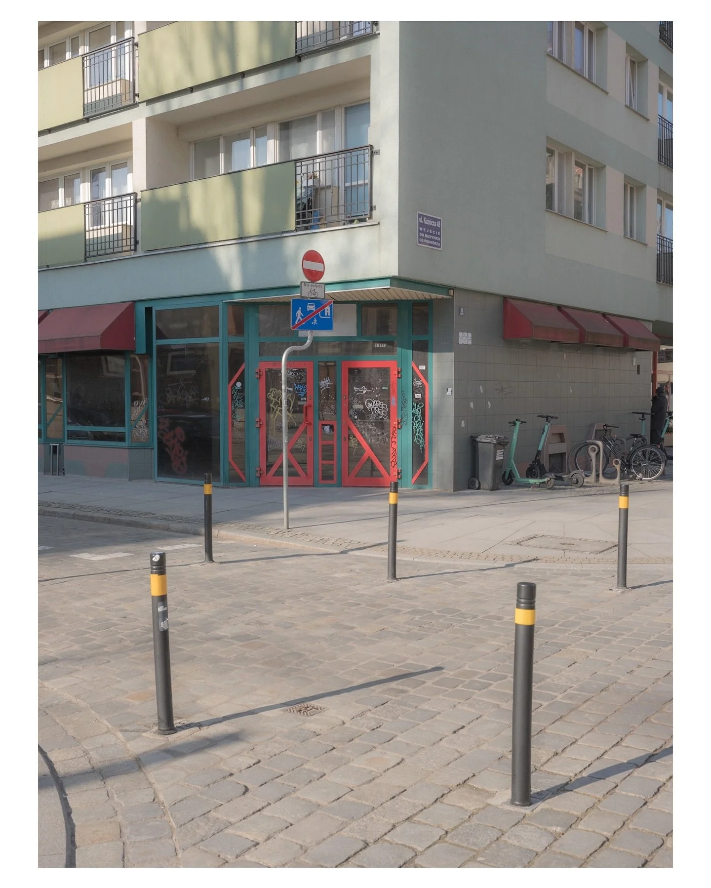 Vertical lines 

One of my favourite things about photography was being able to see the world in a different way. Every angle or corner is an opportunity to capture something. 

#newtopography #beautyintheeveryday