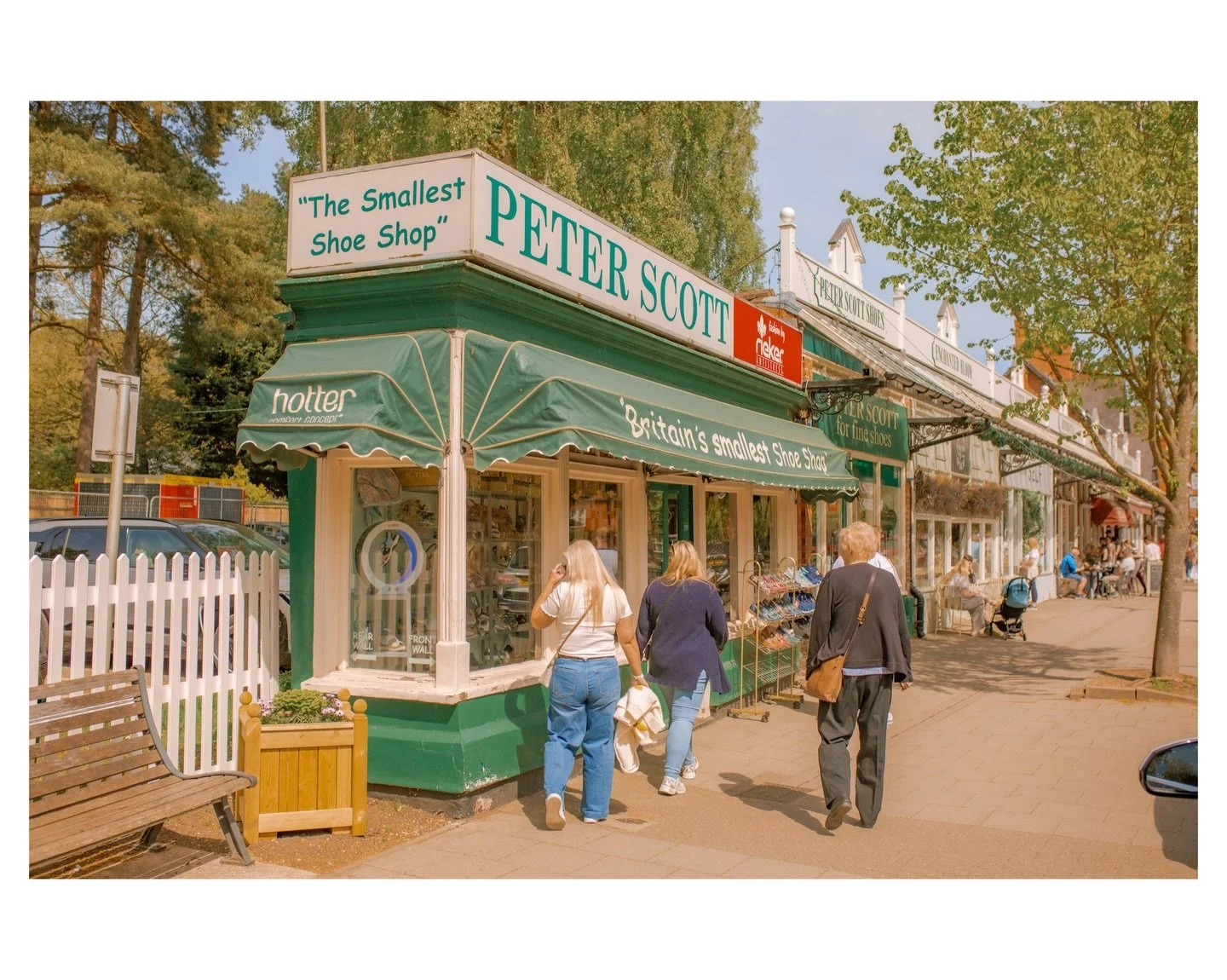 Sunday stroll in the beautiful town of Woodhall Spa 

#canon5dmarkiii #streetphotography