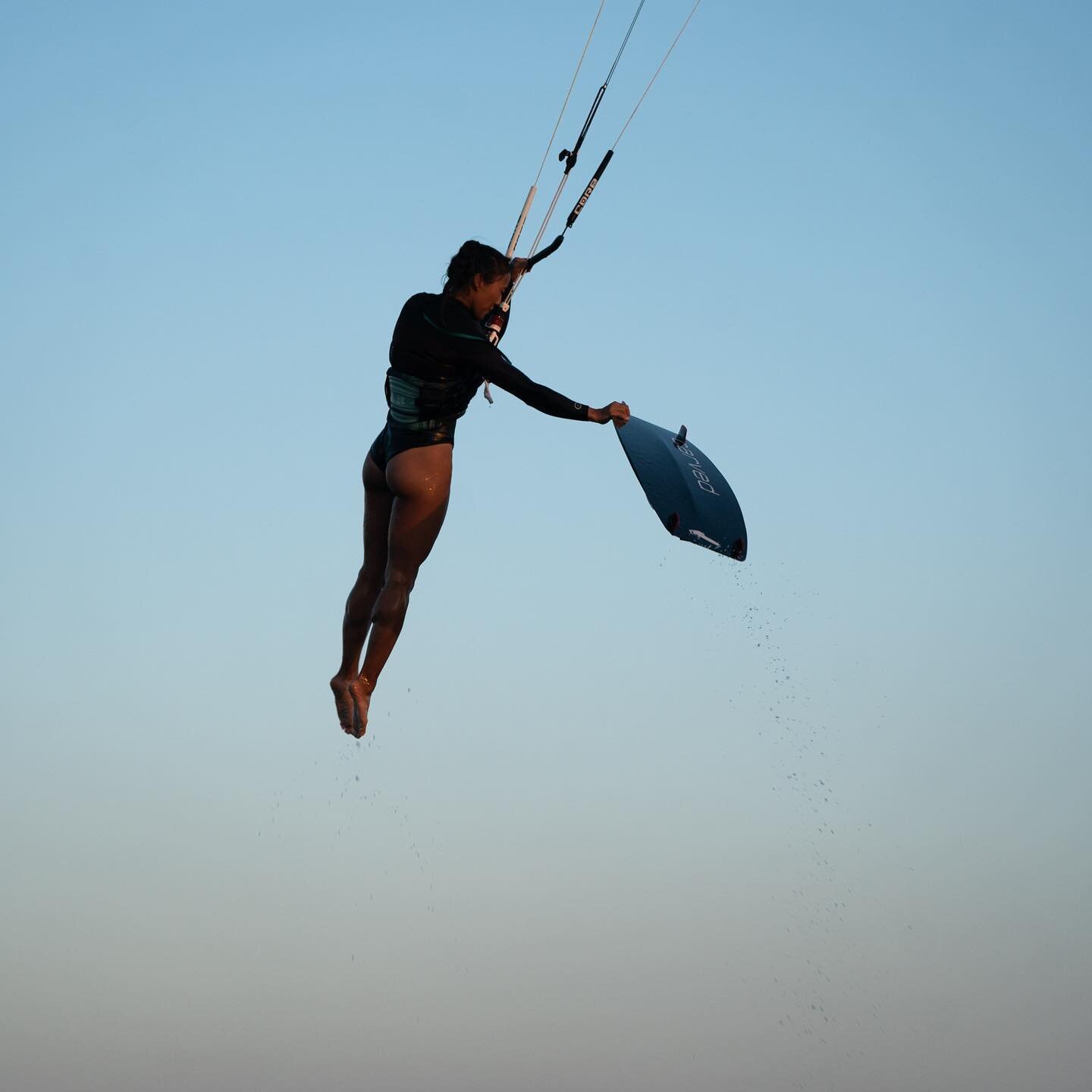 @jasmine.cho kiting in style 

#kitesurf #boardoff #egypt #redsea #kitecruise #kitesafari
