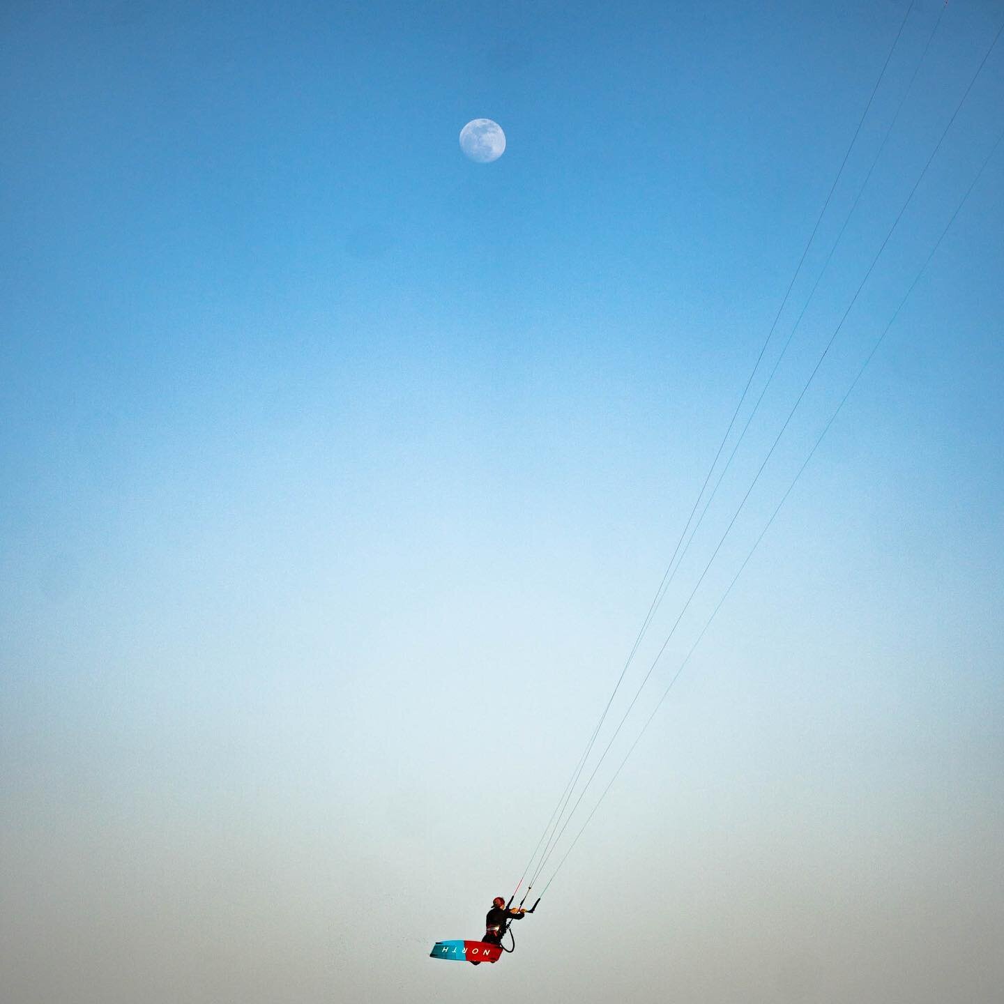 Moonrise kite sessions

#kitesurf #egypt #kitecruise #moonrise #sunset #theriderexperience