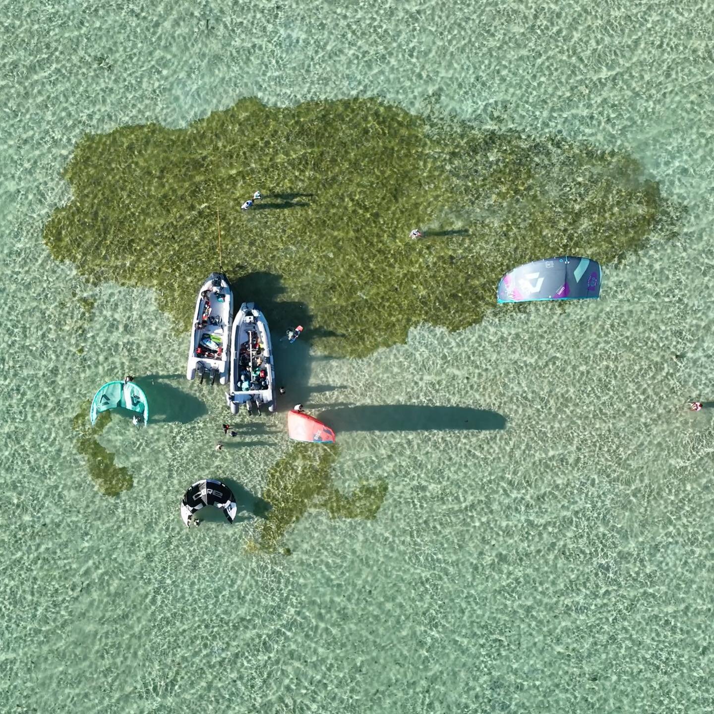 No beach needed - we don&rsquo;t like crowded spots 😉

#egypt #kitecruise #redsea #kitesurfing