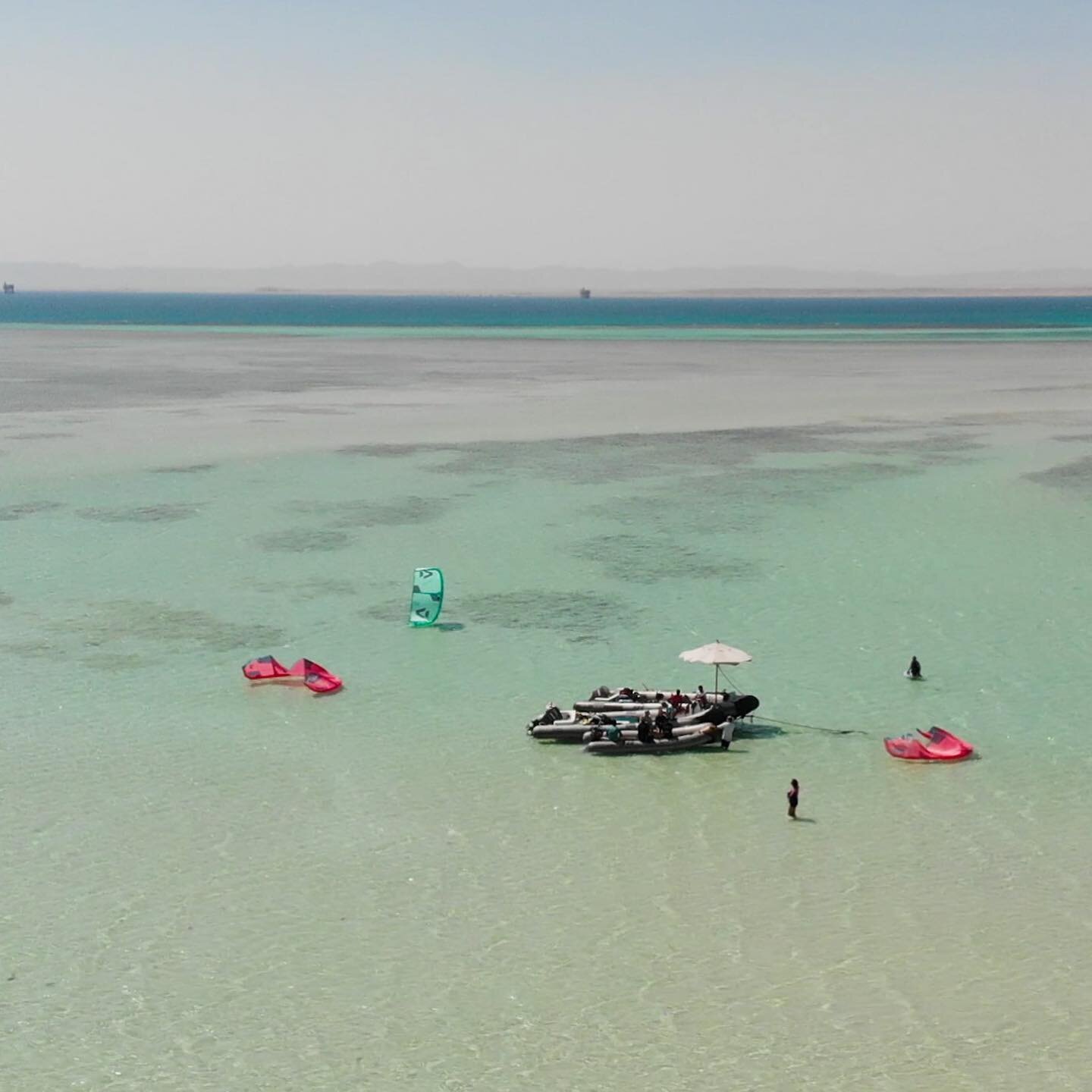 You want: 

Flat water lagoon ?
Lots of space?
Drinks and shade?
Secret spots?

No problem for us 😉

#kitesurf #egypt #kitecruise #redsea