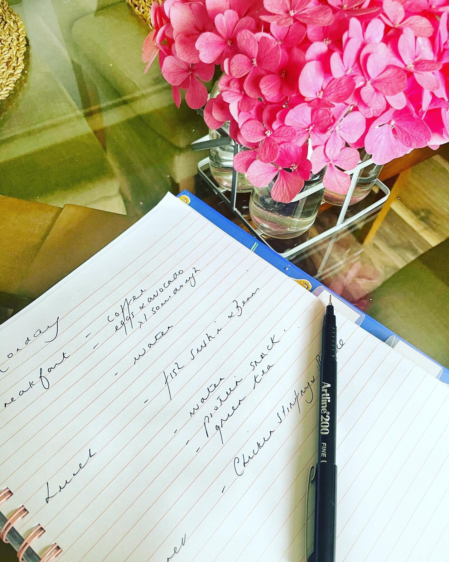 One of the easiest tools to tidy up your eating patterns- write all your meals and drinks for a few days, defo helps regain focus on nourishing yourself as best you can, you&rsquo;ll see the downfalls more clearly. Eat to train well/feel well💪

#eat