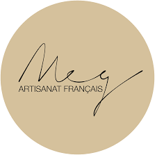 À l'image de l’élégance féminine à la française, Meg voit le jour à l’été 2015. Attentive à la relocalisation des savoir-faire et de

l’artisanat français, Mégane imagine une collection 100% faite à la main à Oyonnax