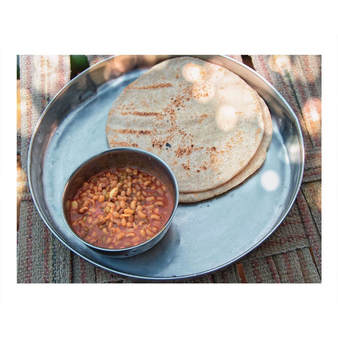INDIA ~ Een eenvoudige gekruide bonencurry en Indiaas platbrood is alles waar ik vandaag zin in heb voor de lunch. Wat is je favoriete lunch waar je brood mee eet? Welk soort brood?

&bull;
&bull;
&bull;
&bull;
&bull;
#india #roti #indianflatbread #n