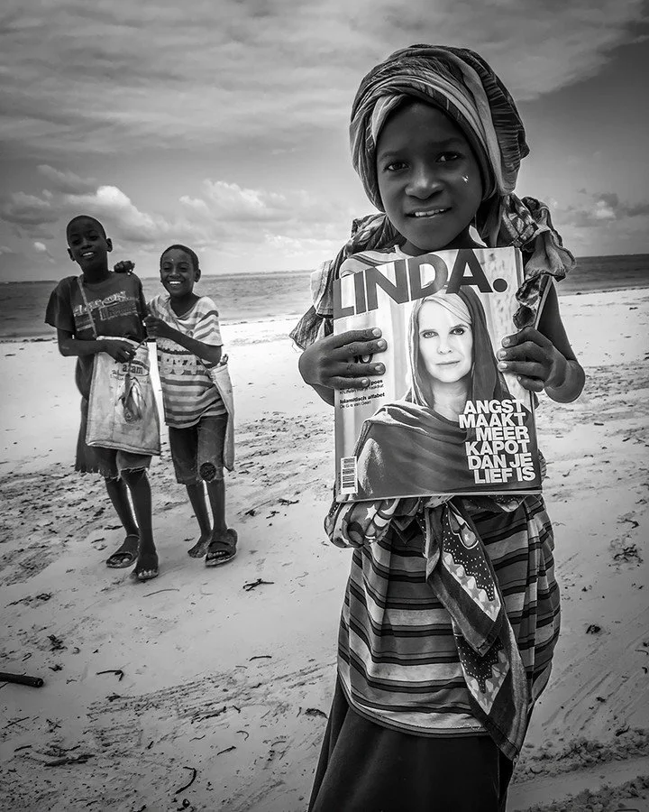 𝐙𝐈𝐂𝐇𝐓𝐁𝐀𝐀𝐑 &bull; '𝘈𝘯𝘨𝘴𝘵 𝘮𝘢𝘢𝘬𝘵 𝘮𝘦𝘦𝘳 𝘬𝘢𝘱𝘰𝘵 𝘥𝘢𝘯 𝘫𝘦 𝘭𝘪𝘦𝘧 𝘪𝘴.'
Ik zag die woorden op een strand in Tanzania, in de handen van een meisje dat vooral kracht uitstraalde. Op '𝘋𝘦 𝘓𝘪𝘯𝘥𝘢'.

Die zin bleef hangen.
Nie