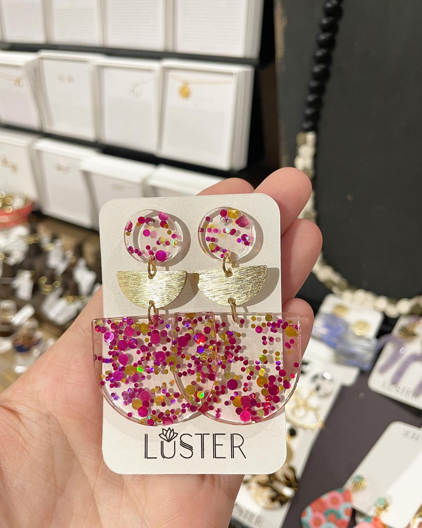 We are absolutely in love with some of the new jewelry pieces in store.. and we think a rainy afternoon like today is simply perfect timing to treat yourself!💕