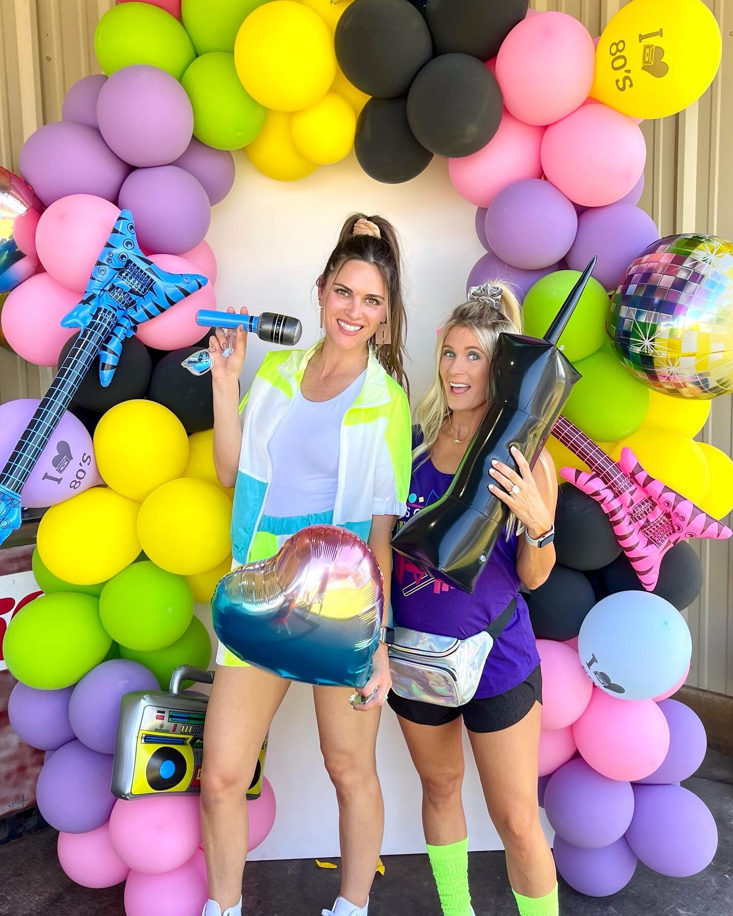 Back to the 80&rsquo;s! 📼🎤🎸🪩@happyyappyco killed it with these bright balloons on our chiara backdrop!