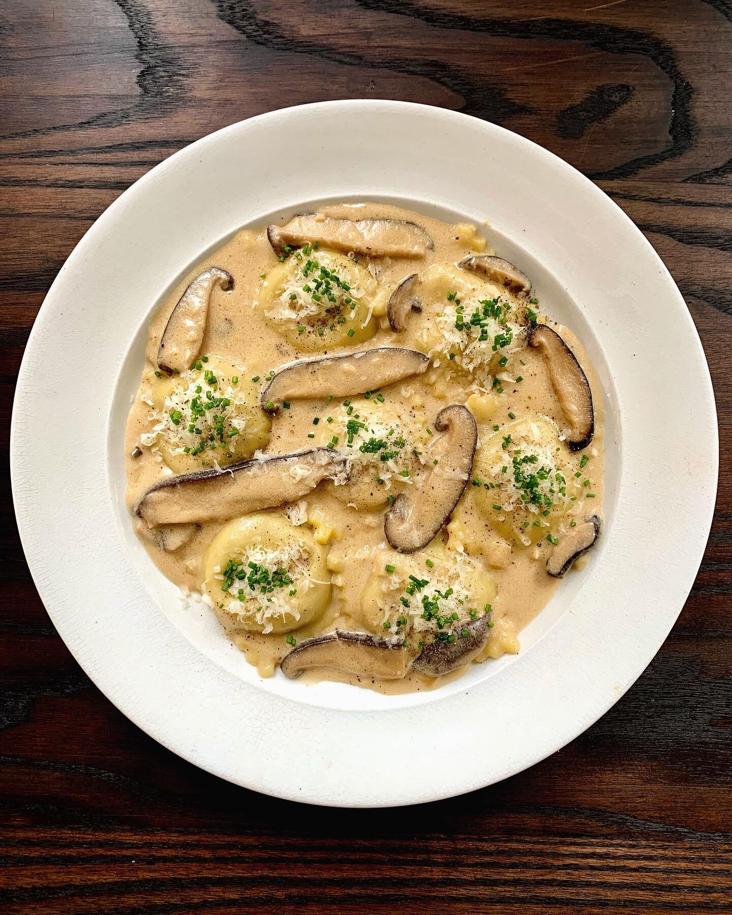 Tonight&rsquo;s menu has something for everyone! Don&rsquo;t sleep on this one, get those orders in! ➡️oro.hatchrichmond.com

&ldquo;Stroganoff&rdquo; Ravioli - beef cheek filling, mushroom cream sauce, chives

v/o &bull; vegetarian/vegan optional 🌱