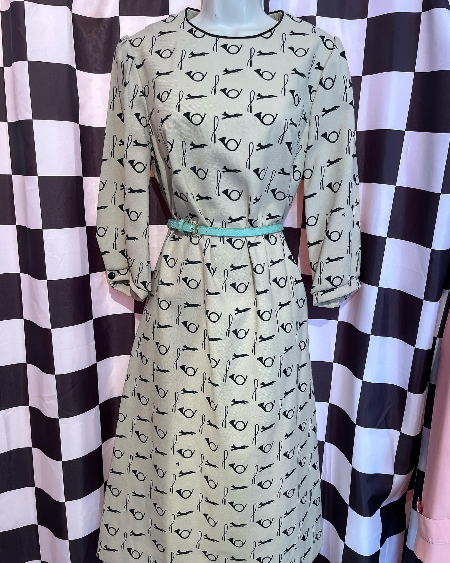 Blowing my bugle for this Vested Gentress dress. &ldquo;Established in 1961, the company was known for whimsical screenprinted fabrics and based in Valley Forge.&rdquo; Size 10, $30. 🐇📯
.
.
.
#secondhand #shopmerchantville #peak #peaking #secondhan