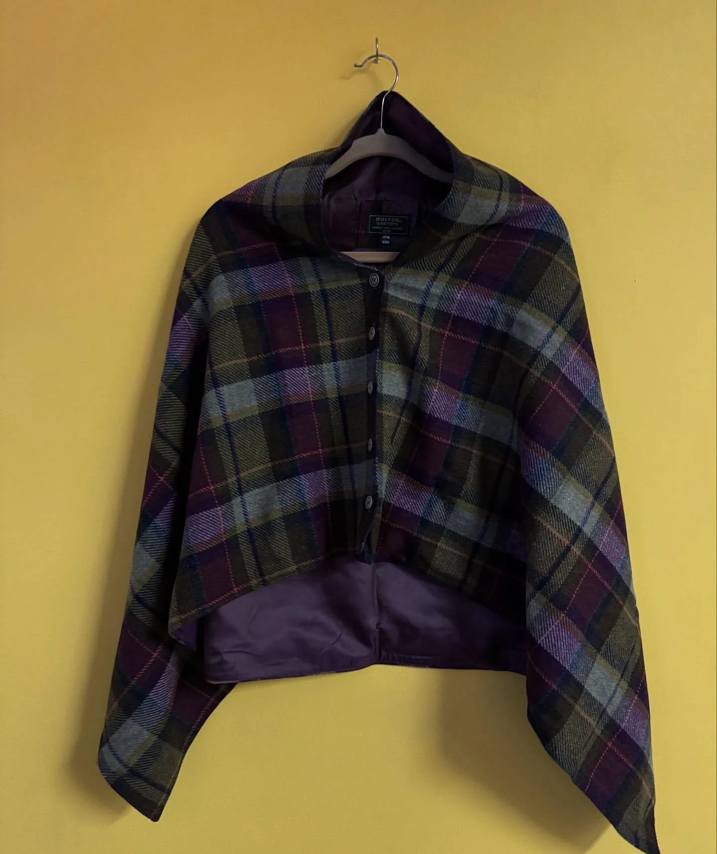 Chilly mornings + flannel plaids + Friday = 🤤
.
.
.
#peakabon #peak #peaking #secondhandclothes #secondhandfashion #selflove #findyourbestself #audubon #audubonnj #southjersey #smallbusiness #womanownedbusiness #thrift #thrifting #philly #philadelph