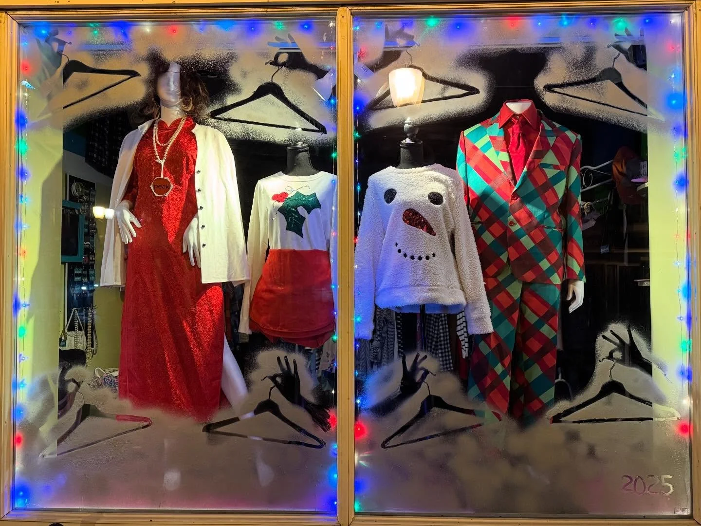 From a cold night to a rainy day and to hopefully a future of snow. What do you think of our snow-filled closet window? ❄️ 🤍🩶🩵❄️
.
.
.
#winter #windowdisplay #secondhandclothes