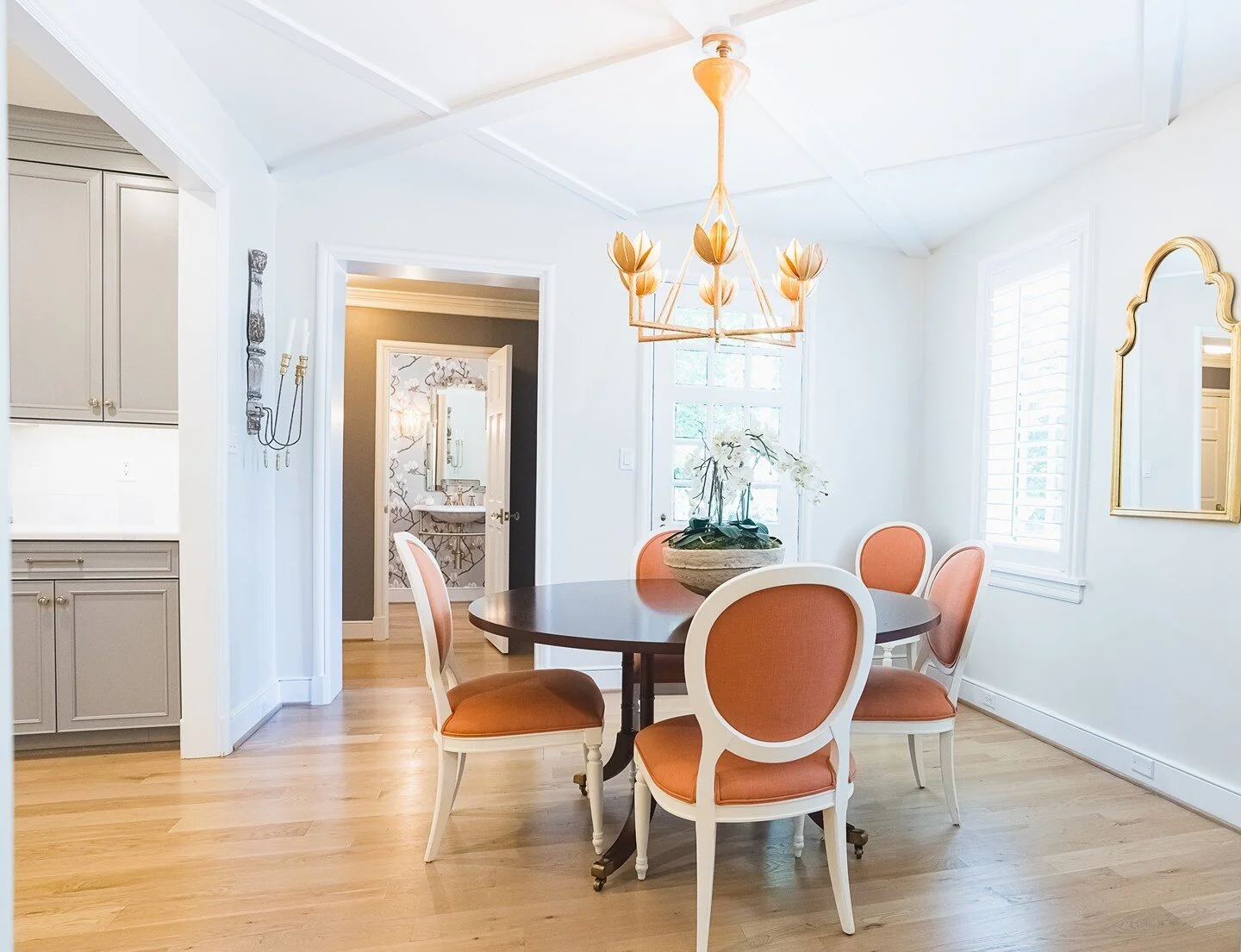 一定要抬头看，因为这个房间的天花板和里面的家具一样漂亮#Jamesriver建设#翻新#美化生活空间