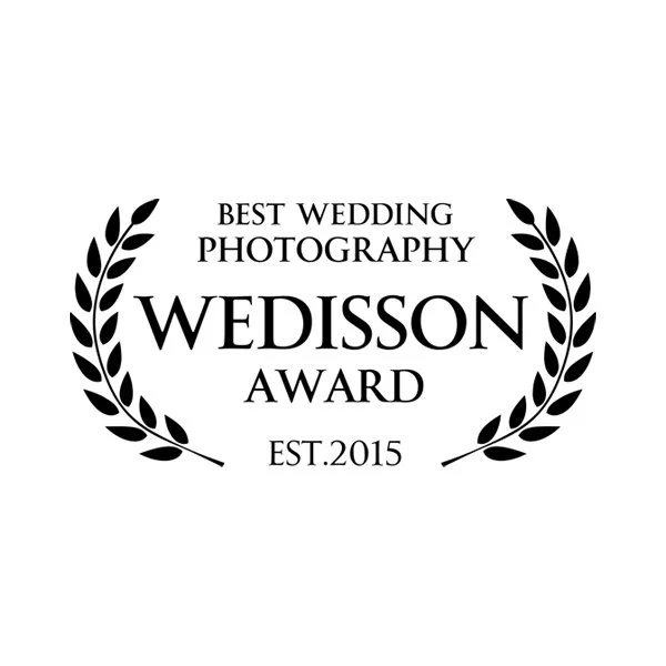 Wedisson Award logo for best wedding photography, established 2015, featuring laurel wreaths.