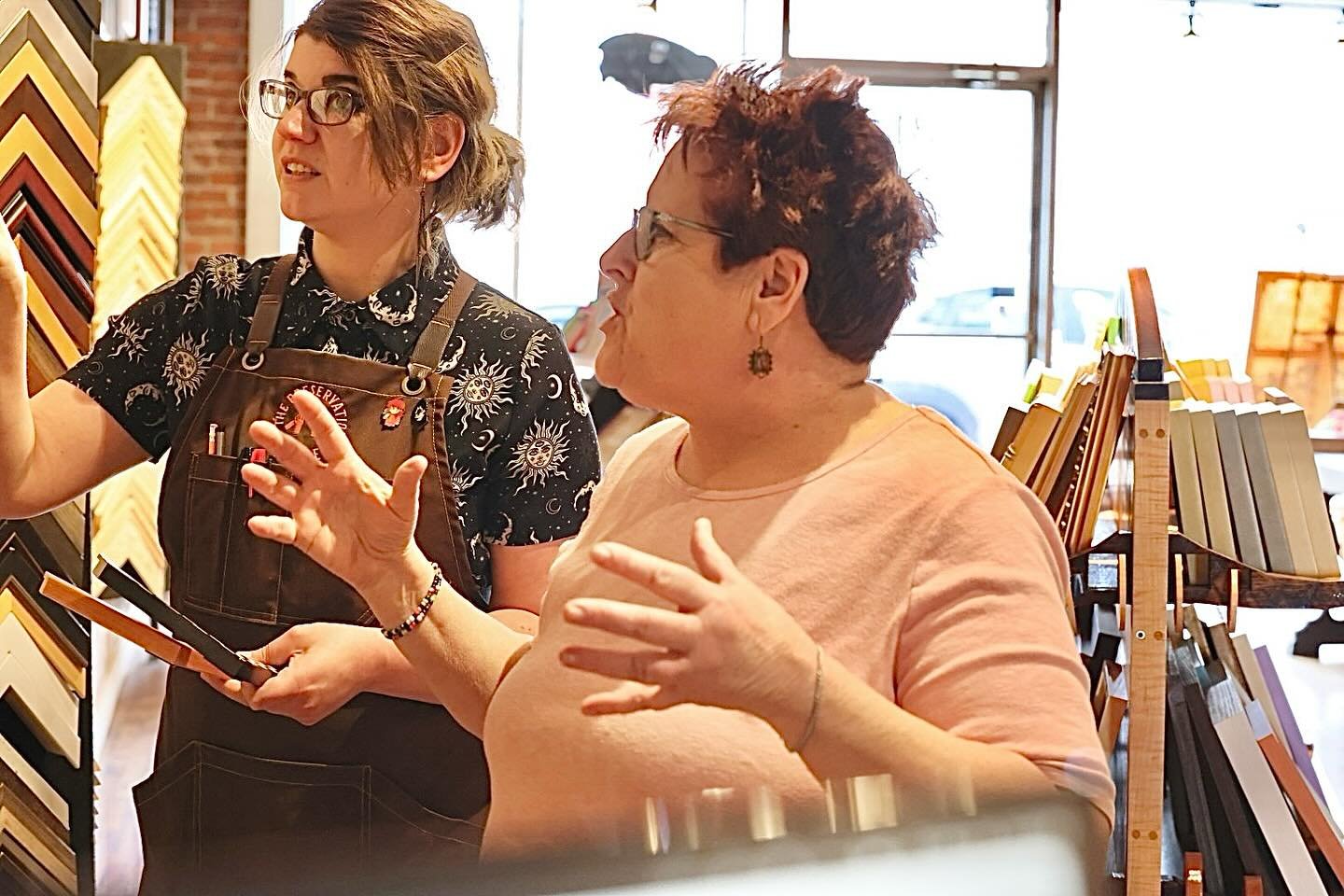 Choosing frames, getting creative and solving design challenges is something @courtneyduros does every day. Here Courtney works with Libby to find just the perfect frame. 

#designer #designing #custompictureframing #pictureframing #designconsultatio