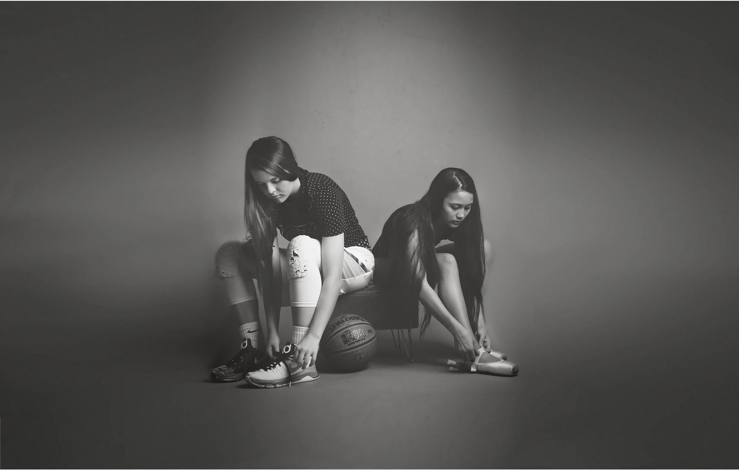 BWDerhandBella large bg 2 .jpg