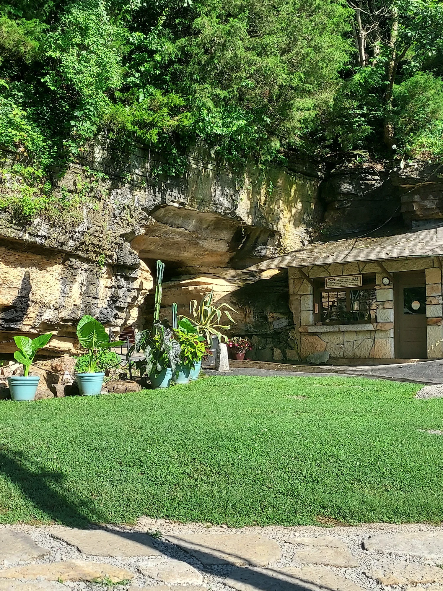 Photo Gallery — Bluff Dwellers Cave