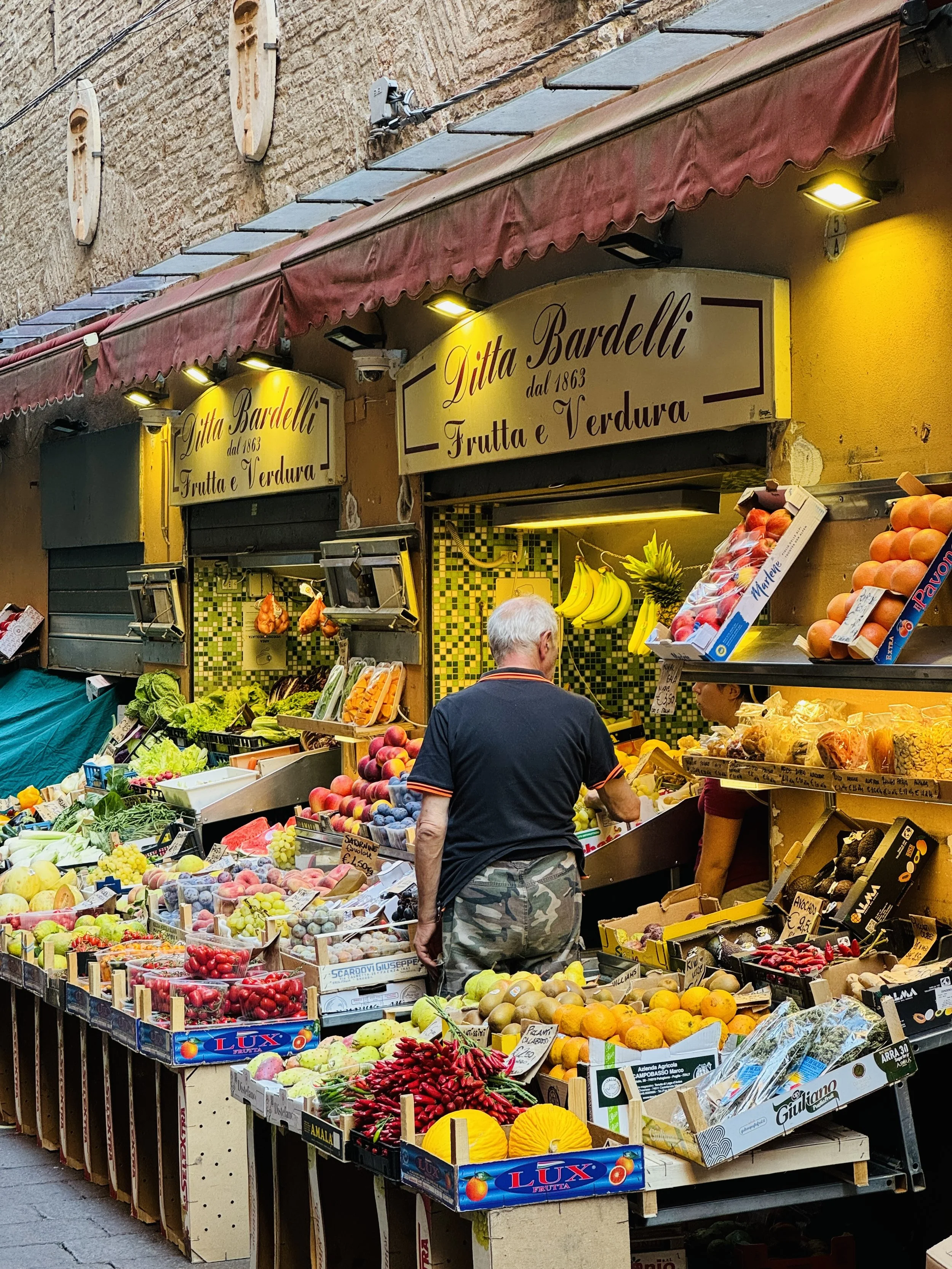 Visit the centuries=old market of Florence