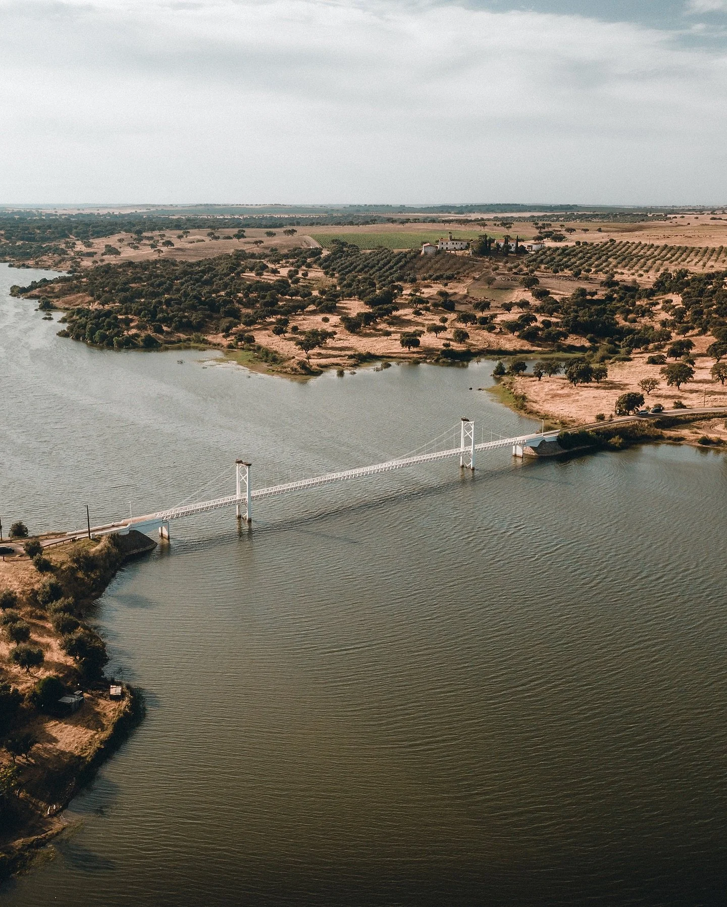 ◖ Foto da Semana ◗⁠
⁠
Todos os domingos vamos destacar uma imagem que nos liga ao Alentejo &mdash; ao campo, aos animais, &agrave;s pessoas e &agrave; tradi&ccedil;&atilde;o.⁠ ⁠
⁠
Reconhecem esta ponte? ⁠
Partilhem nos coment&aacute;rios o que sabem 
