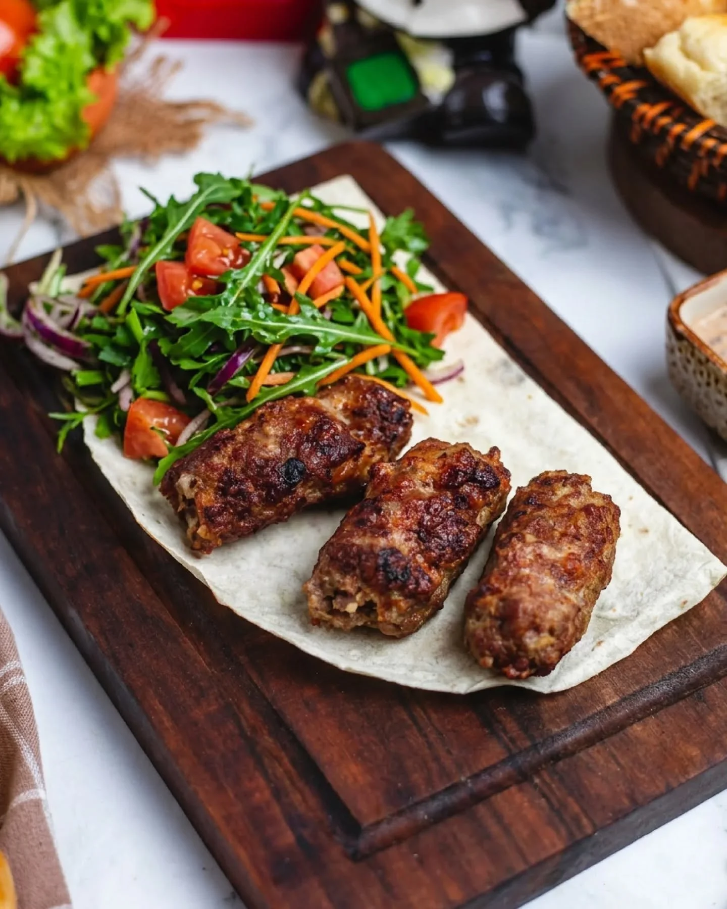 As mini-kaftas de borrego fazem as delicias dos mais pequenos. 

Cheias de sabor e perfeitas para uma refei&ccedil;&atilde;o sem complica&ccedil;&otilde;es.

[F&aacute;ceis de preparar na grelha, no forno e at&eacute; na air fryer]