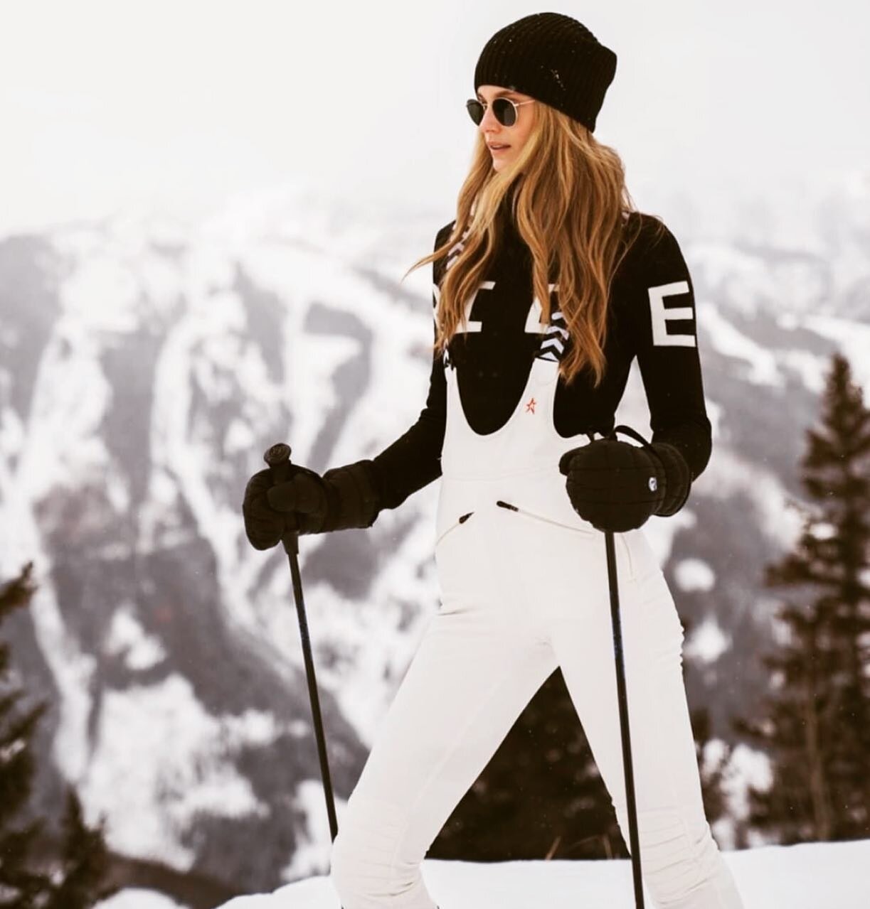 Do you want to look fabulous on the slopes? Call us, we can help you to pack the perfect outfits for your next ski trip! 🎿❄️ 
#stylebylz #personalstylist #packingsuitcaseforyou #perfectmoment #skioutfit #afterskioutfit