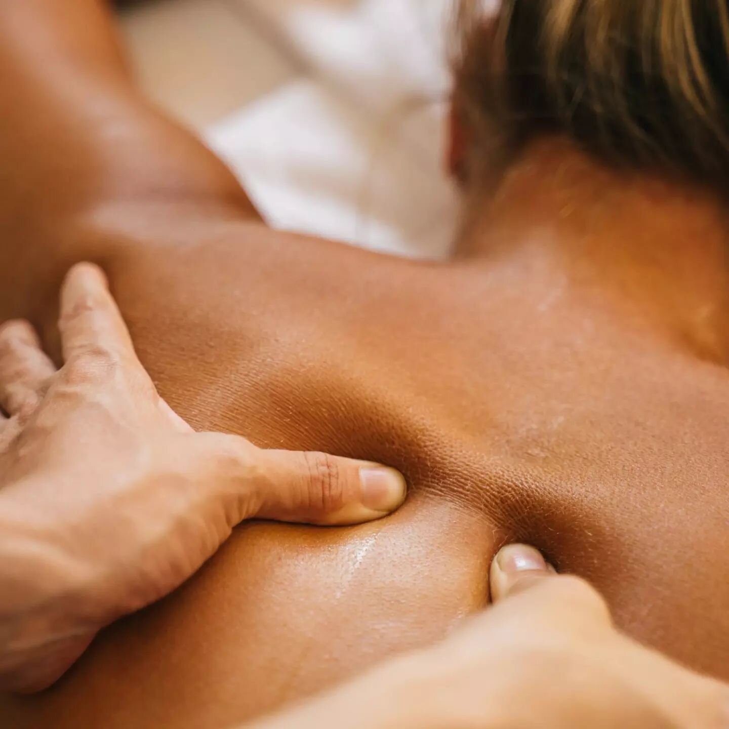 Did you know all the benefits of deep tissue massage? We can all say relaxation and stress reliever but there's more.

Let's start with pain, deep tissue work reduces chronic pain, plantar fasciatis, fibromyalgia, stiff neck, back pain, pain from dig