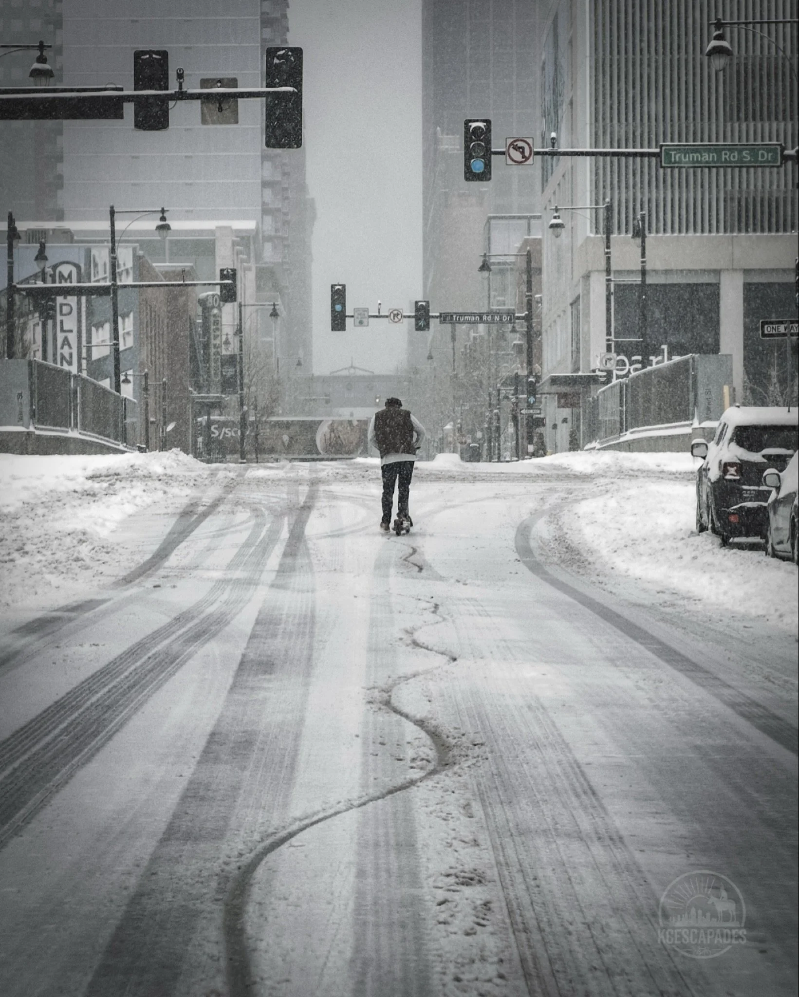 Be careful, Kansas City&hellip; unless you&rsquo;re this man, who clearly has somewhere VERY important to be.

#kansascity #kcmo #kcsnow #midwest #birdscooters